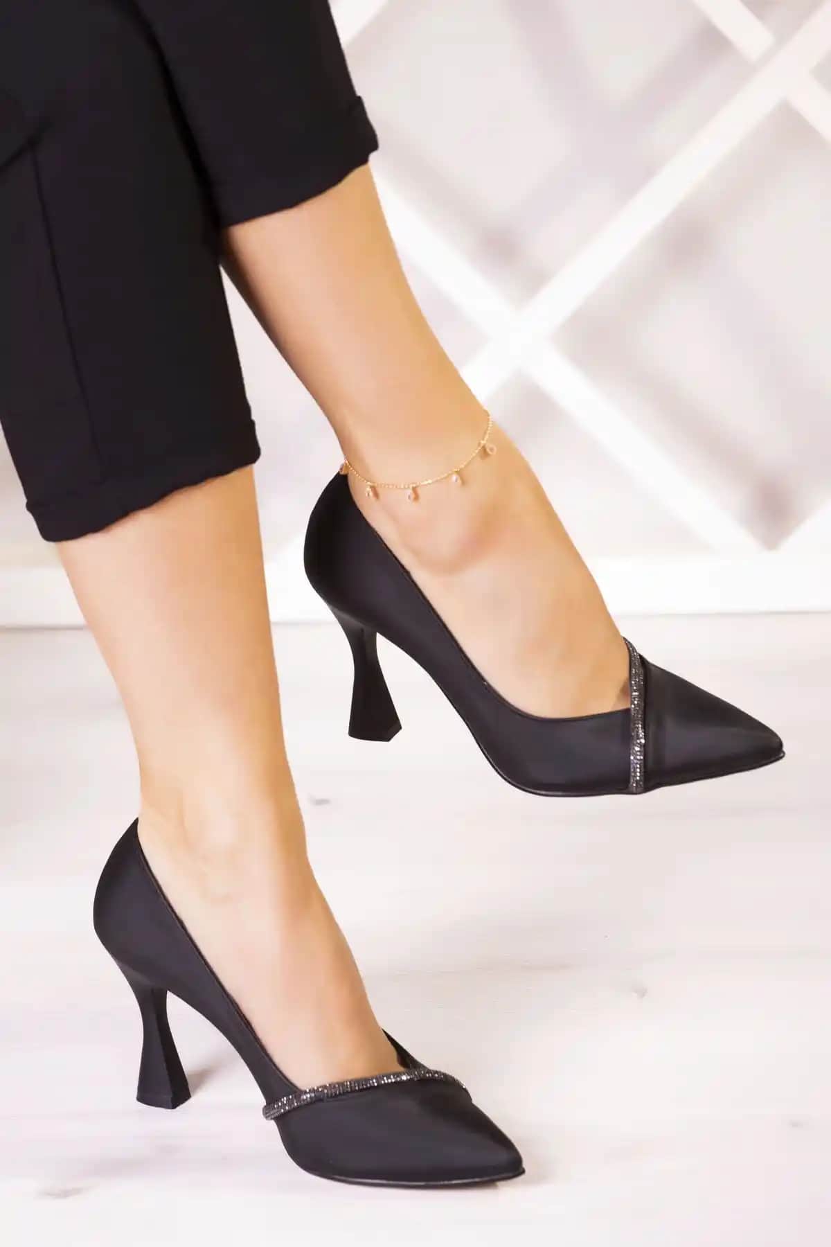 Erkan Saçmacı Roland Siyah Saten Topuklu Stiletto Ayakkabı ile Şıklık ve Konfor Bir Arada