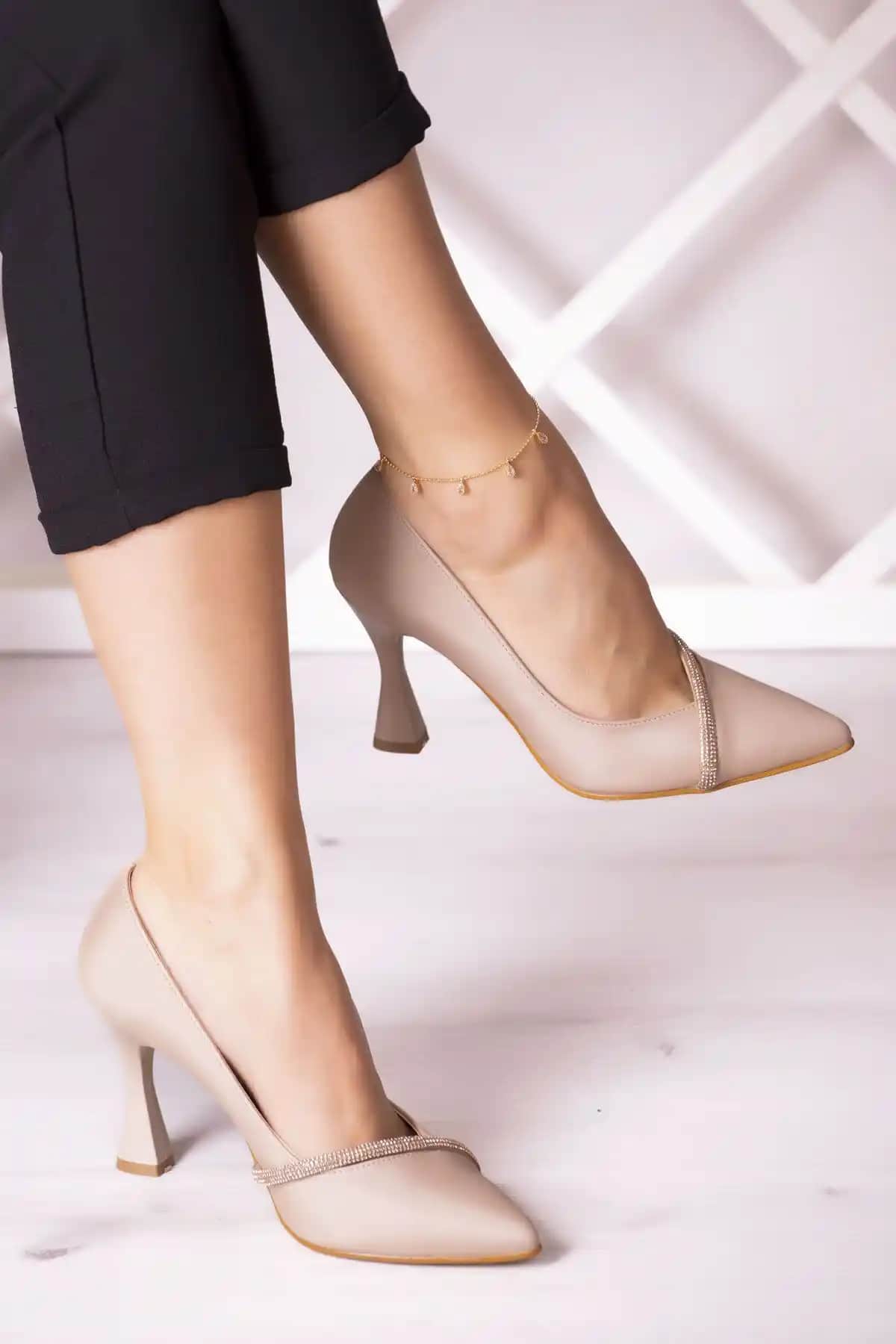 Erkan Saçmacı Roland Ten Saten Taşlı Kadeh Topuklu Stiletto: Şıklık ve Konforun Bir Arada Sunumu