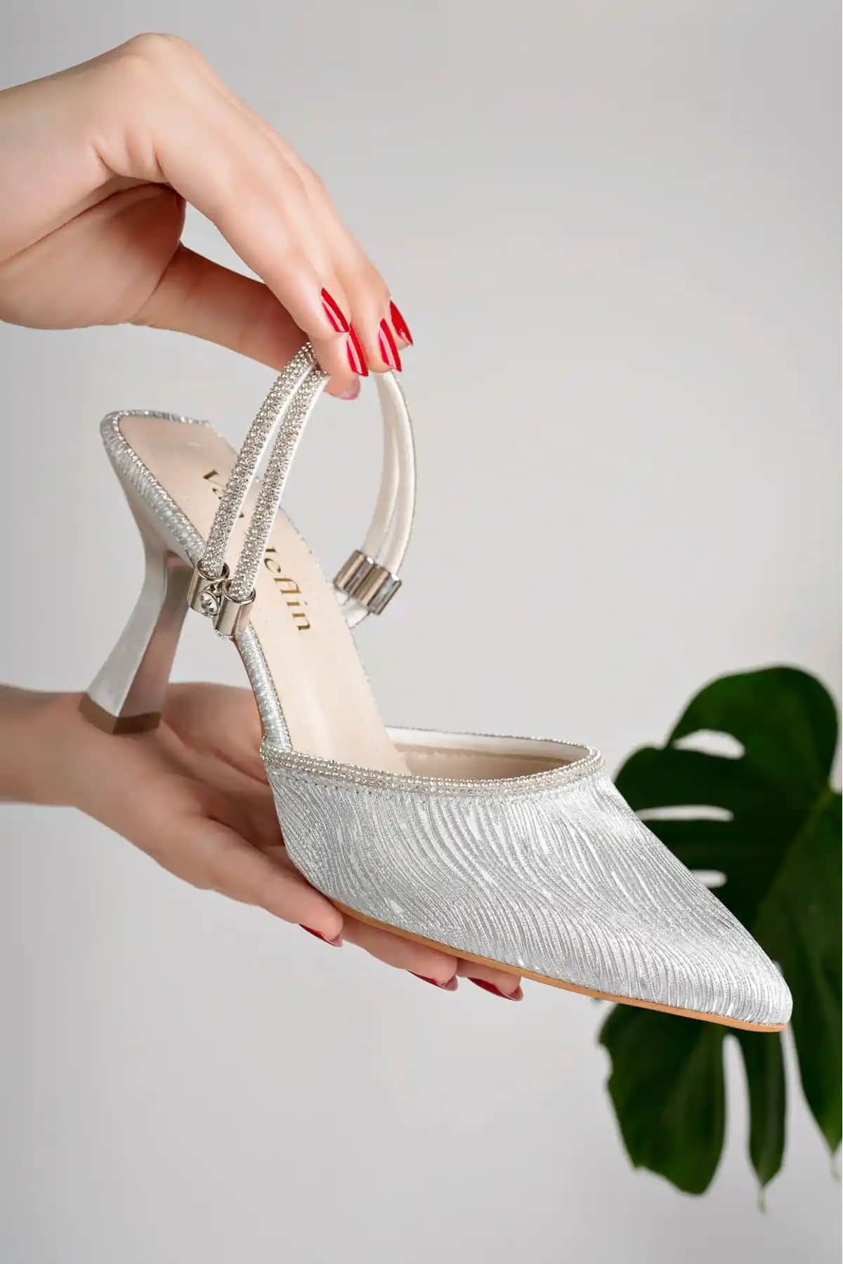 ESDE Kadın Gümüş Taş Detaylı Topuklu Stiletto Abiye Ayakkabı Ürün Tanıtımı ve Özellikleri