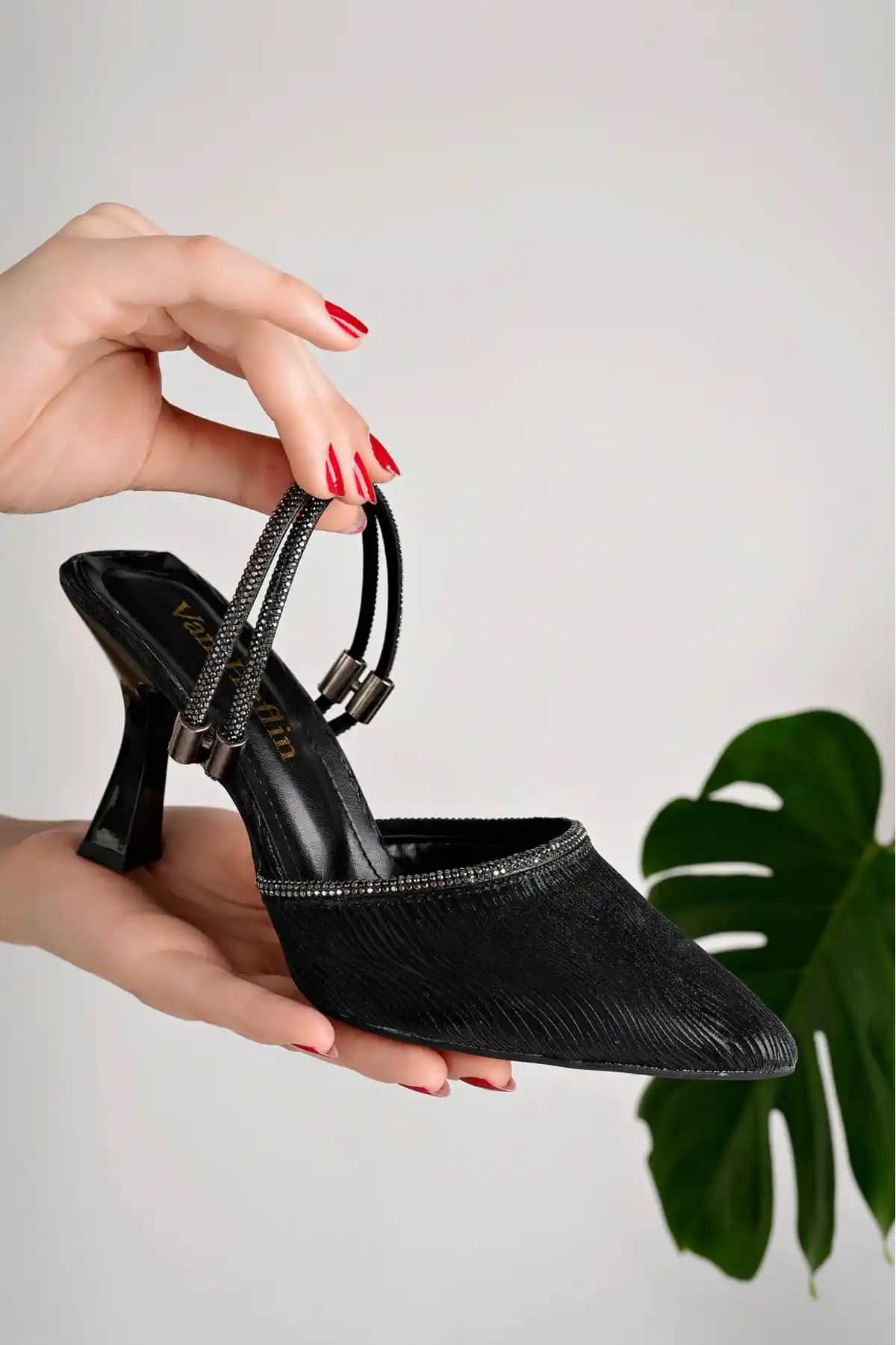 ESDE Kadın Gümüş Taş Detaylı Topuklu Stiletto Ayakkabı Şık ve Modern Tasarım