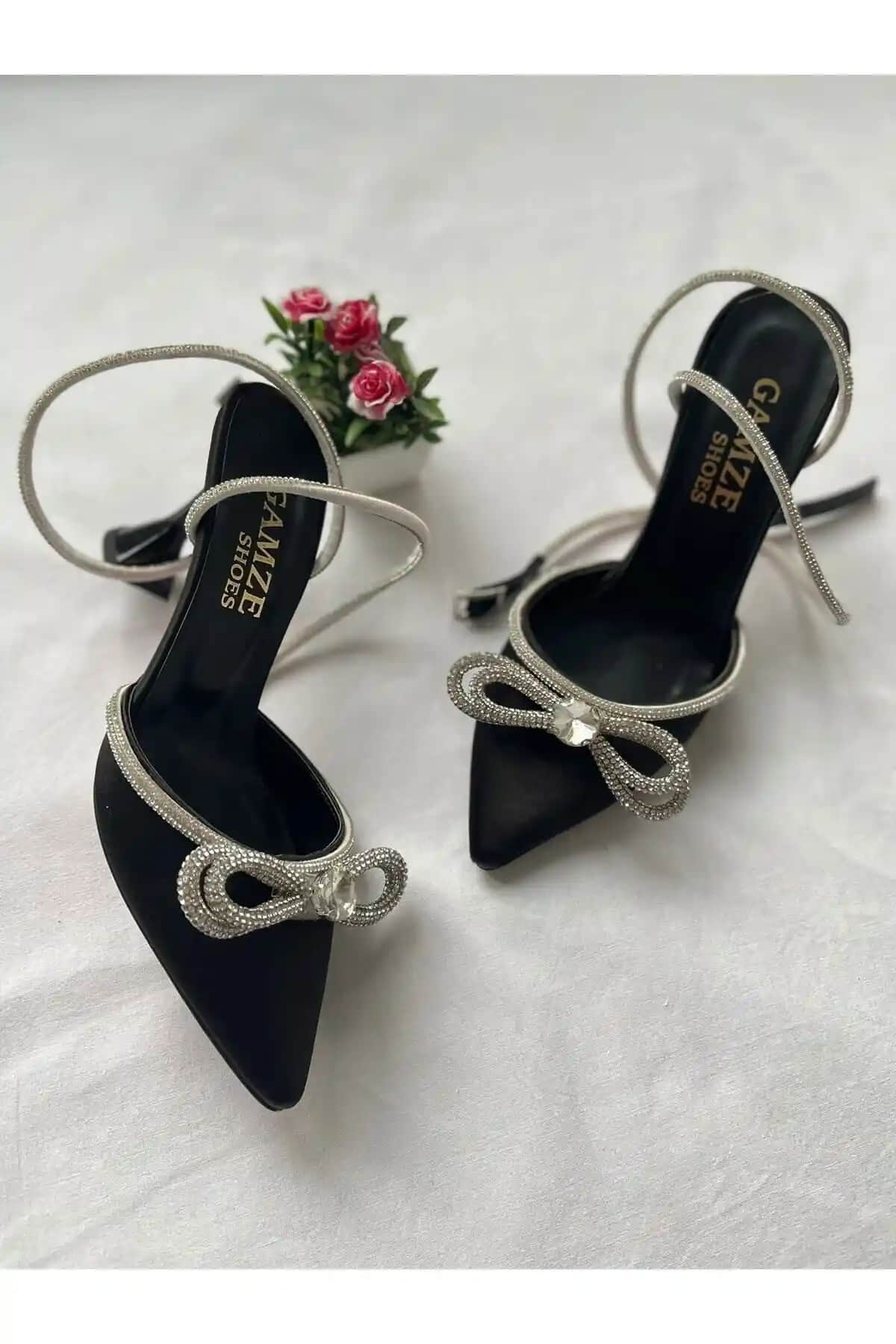 Gamze Shoes Siyah Saten Bilekten Bağlama Fiyonk Taşlı Ayakkabı İnce Detaylarla Şıklık ve Konfor Sunar