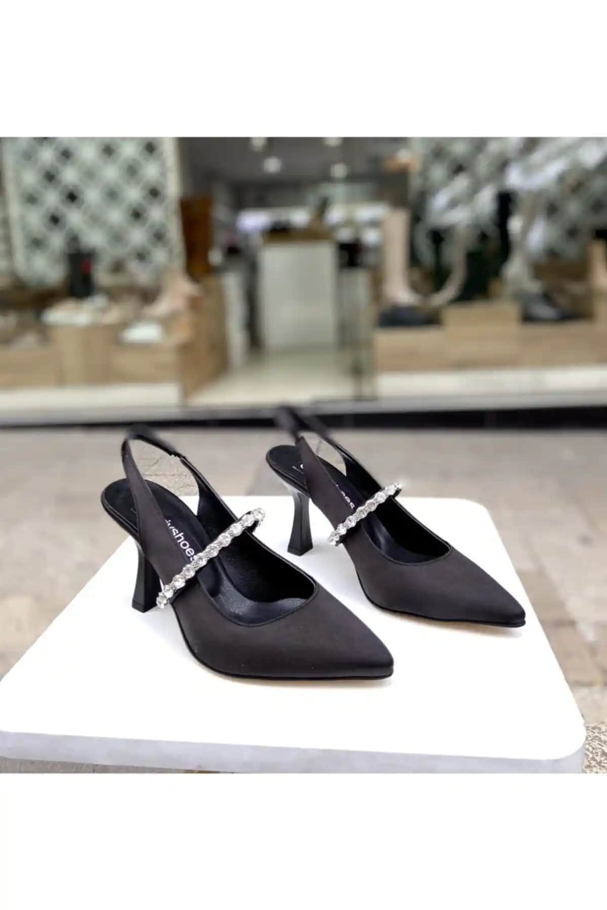 Gloriys Siyah Saten Taşlı 9 Cm Topuklu Ayakkabı Şık ve Rahat Kullanım İçin Tasarlandı