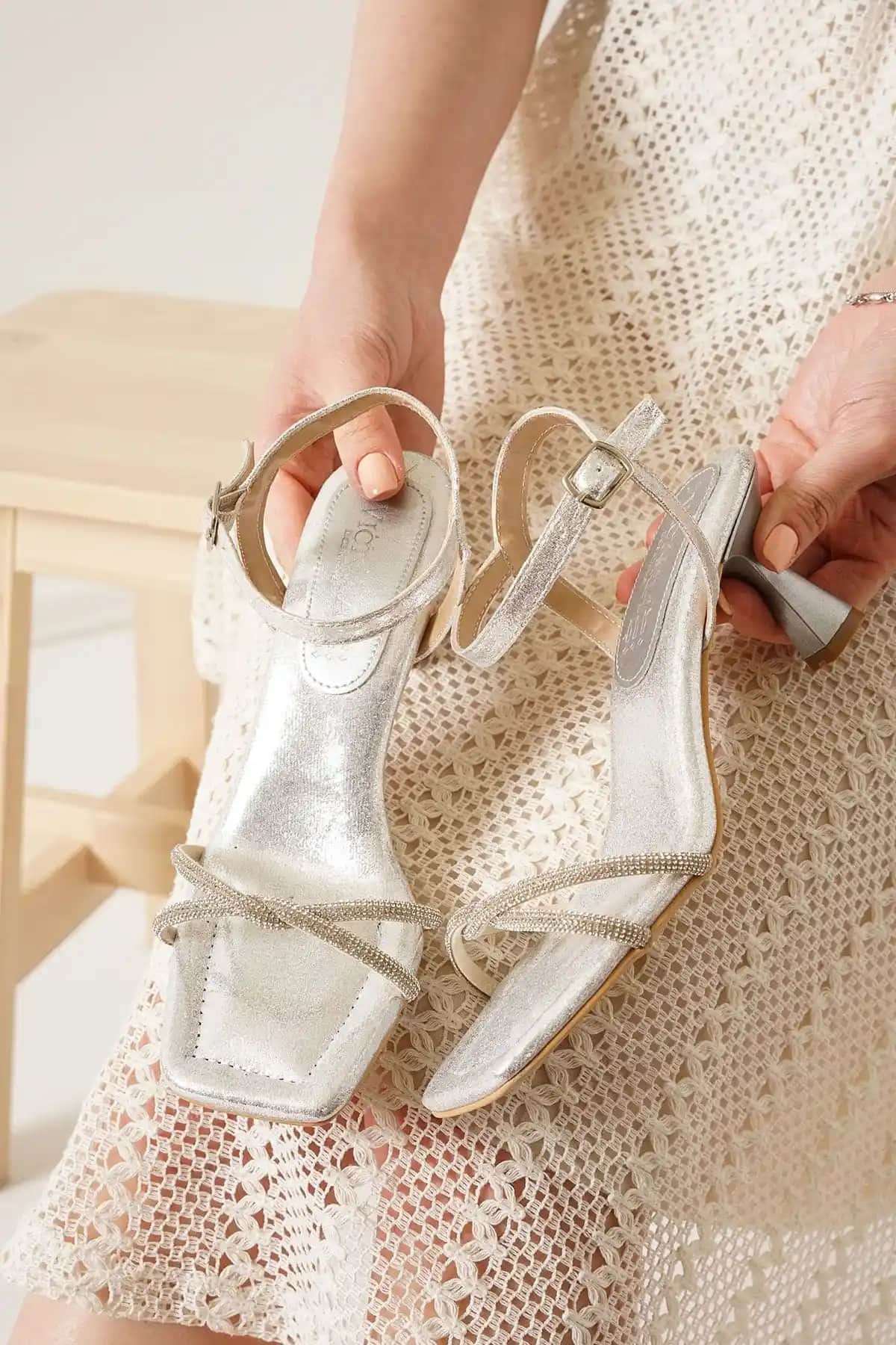 Gümüş Sultan Topuklu Ayakkabı: Şıklık ve Konforun Bir Arada Sunulduğu Model