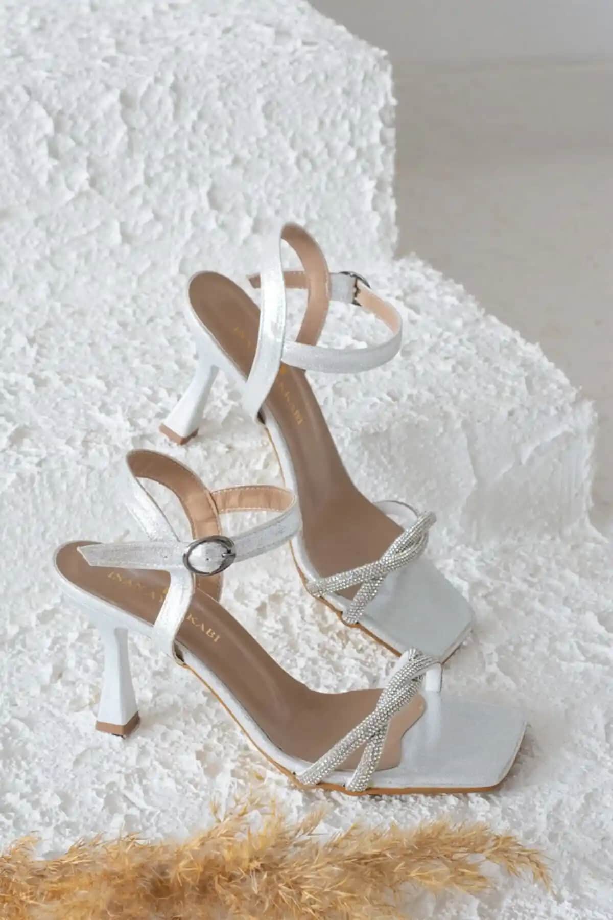 İnan Ayakkabı Kadın Gümüş Taşlı Topuklu Ayakkabı Şıklık ve Konforun Buluştuğu Tasarım