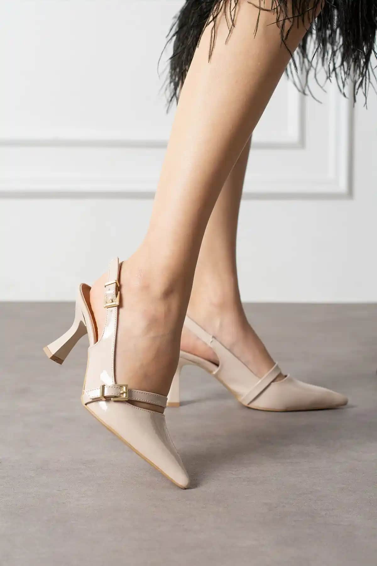 Kadın Bej Zincir Detaylı Klasik Topuklu Ayakkabı - Şıklık ve Konforun Bir Arada