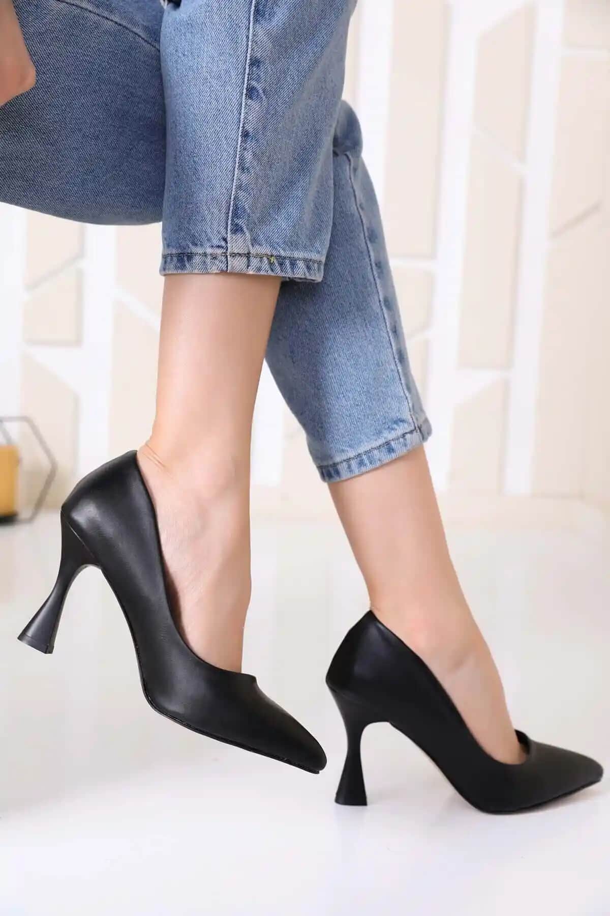 Kadın Siyah Cilt Kadeh Ökçe Sivri Burun Stiletto: Şıklık ve Konforun Buluşması