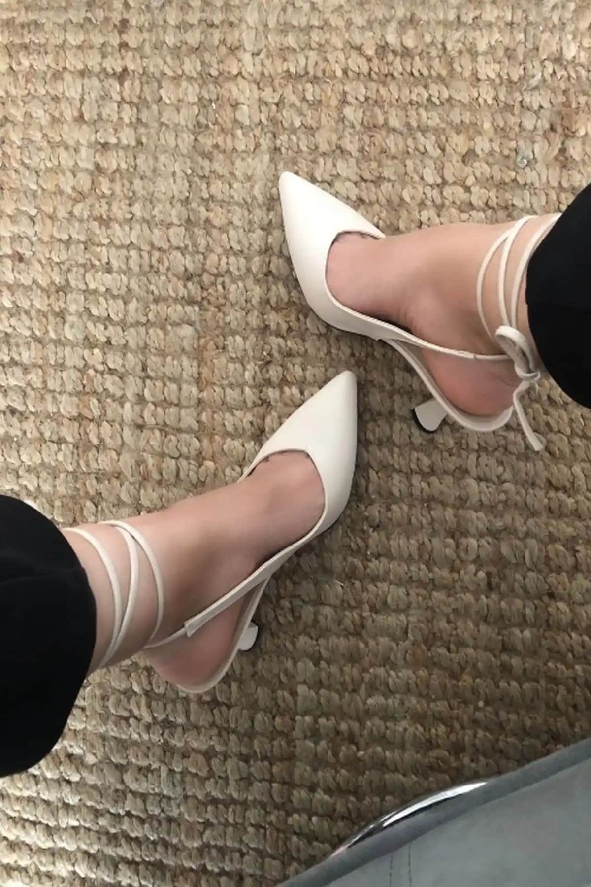 Kadınlar İçin Şık ve Konforlu Krem Bilekten Bağlamalı Topuklu Ayakkabı Tanıtımı