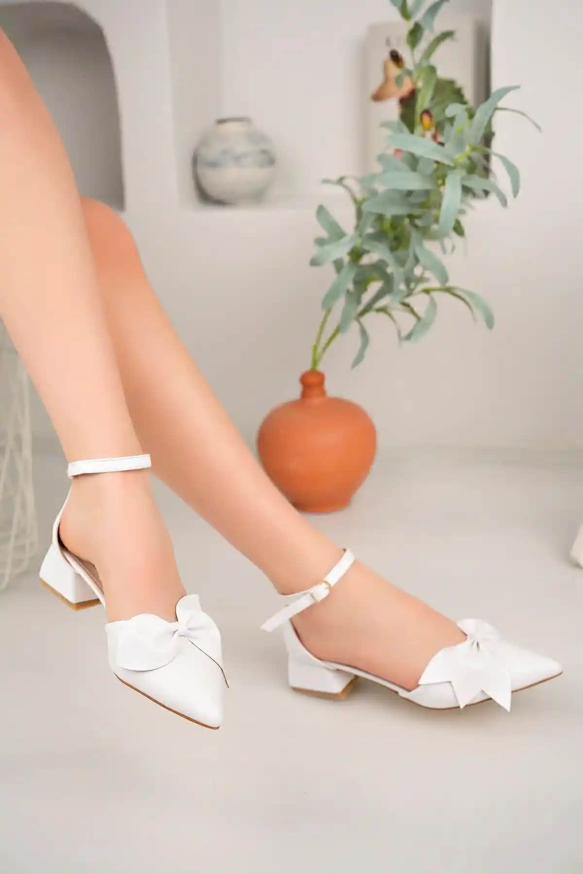 Kadınlar için şık ve rahat beyaz topuklu ayakkabı Entella Store ürün detayları