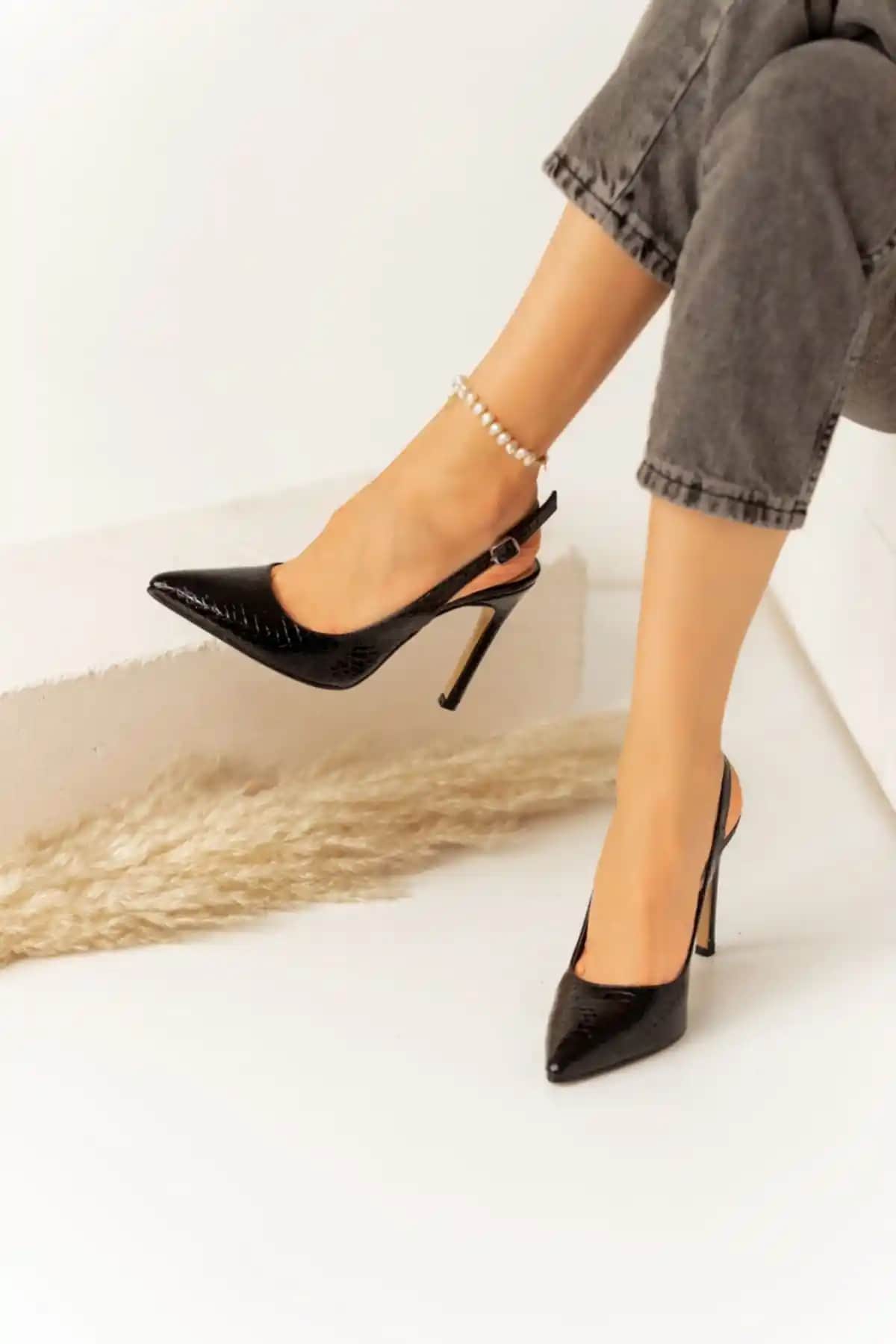 La Limar Siyah Yılan Derisi Desenli Topuklu Ayakkabı: Modern ve Şık Tasarım Özellikleri