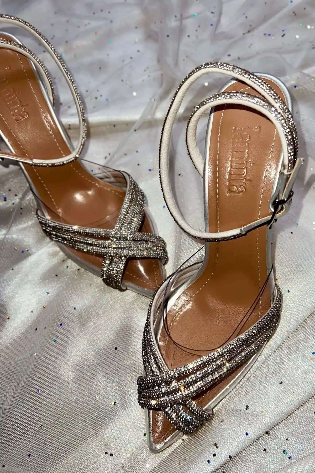 LAMİNTA Lady Şeffaf Çapraz Taşlı Kadın Topuklu Ayakkabı Şıklık ve Konforu Bir Arada Sunar