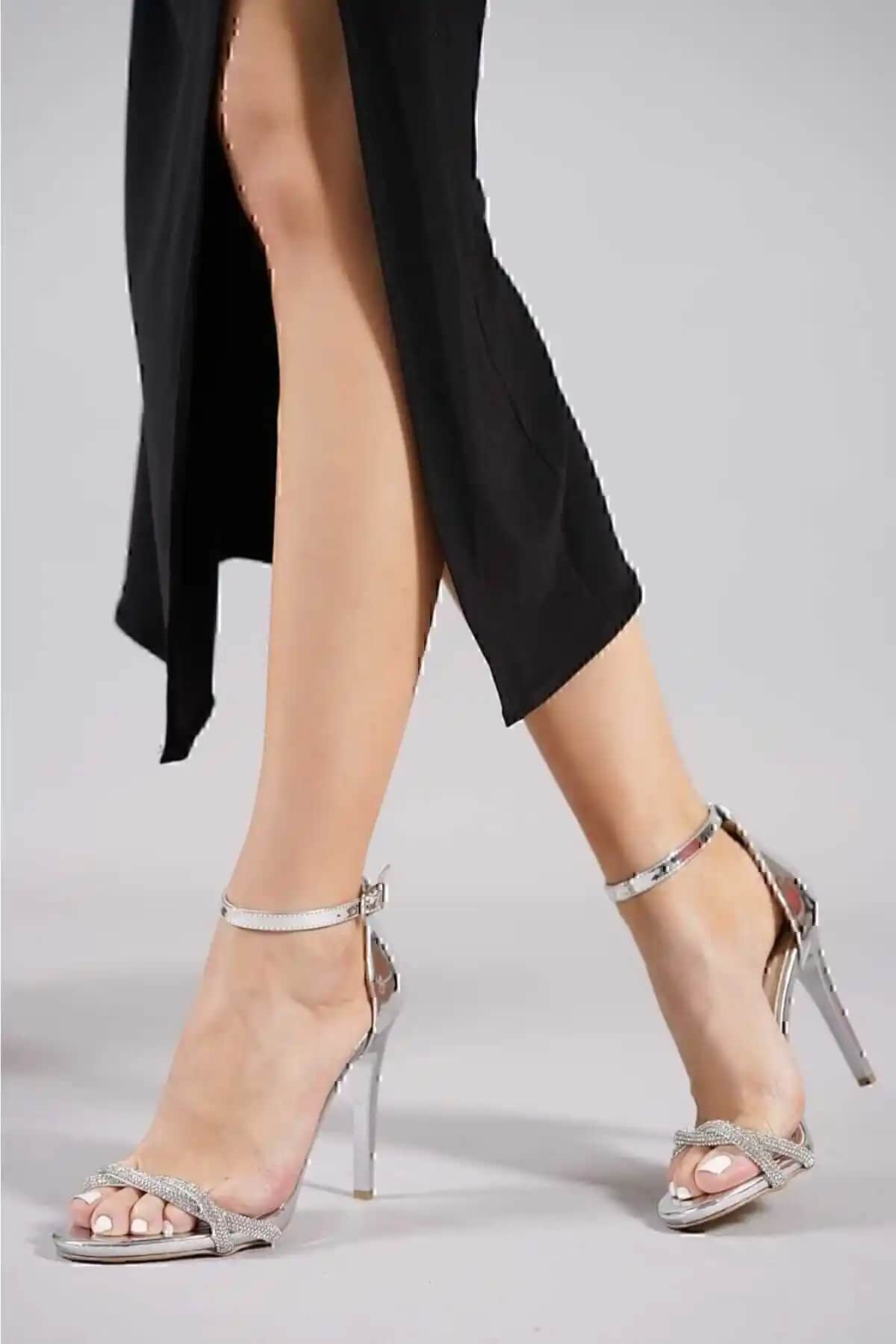 Lofty Çapraz Taş İşlemeli Yüksek Topuklu Gümüş Abiye Ayakkabı İnce Tasarım ve Şıklık