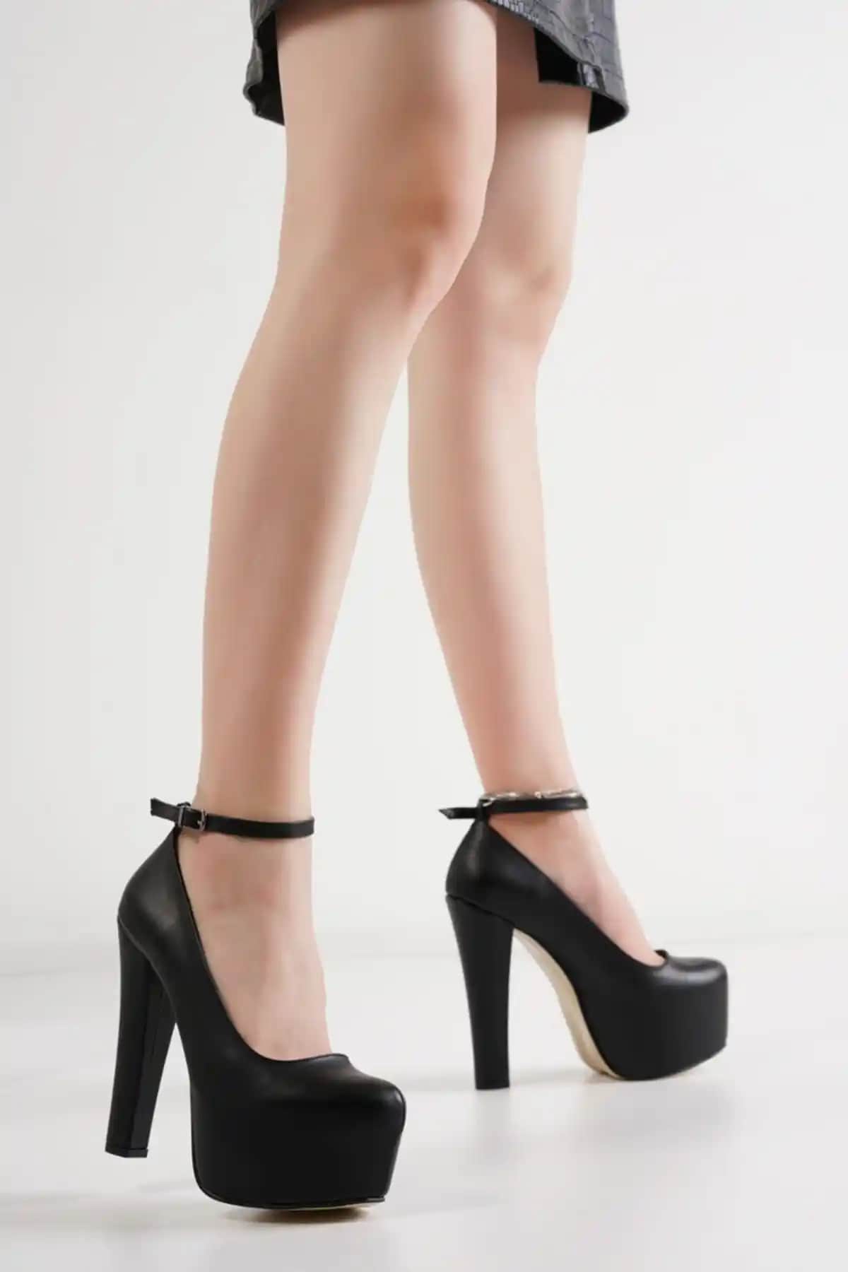 MASSOLE Siyah Deri Platform Ayakkabı Şıklık ve Konforu Bir Arada Sunar