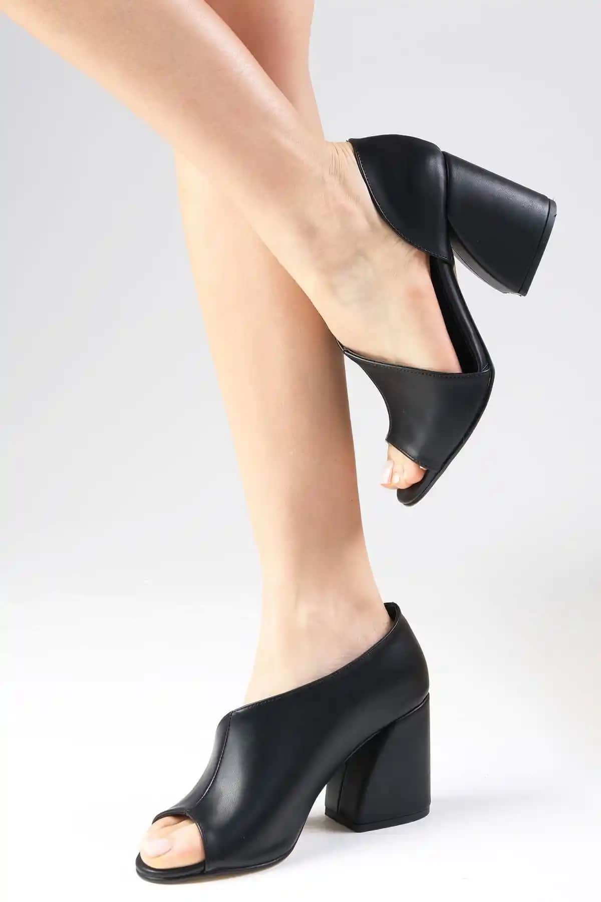 Mio Gusto Eva Siyah Topuklu Ayakkabı: Şıklık ve Konforu Bir Arada Sunan Modern Tasarım