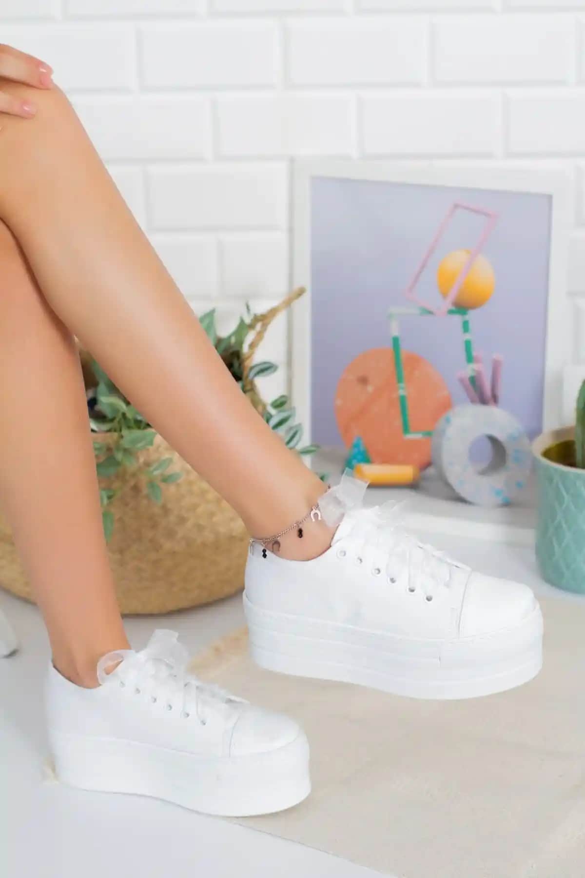 Miss Angel Yüksek Dolgu Topuklu Beyaz Keten Ayakkabı: Şıklık ve Konforun Mükemmel Buluşması