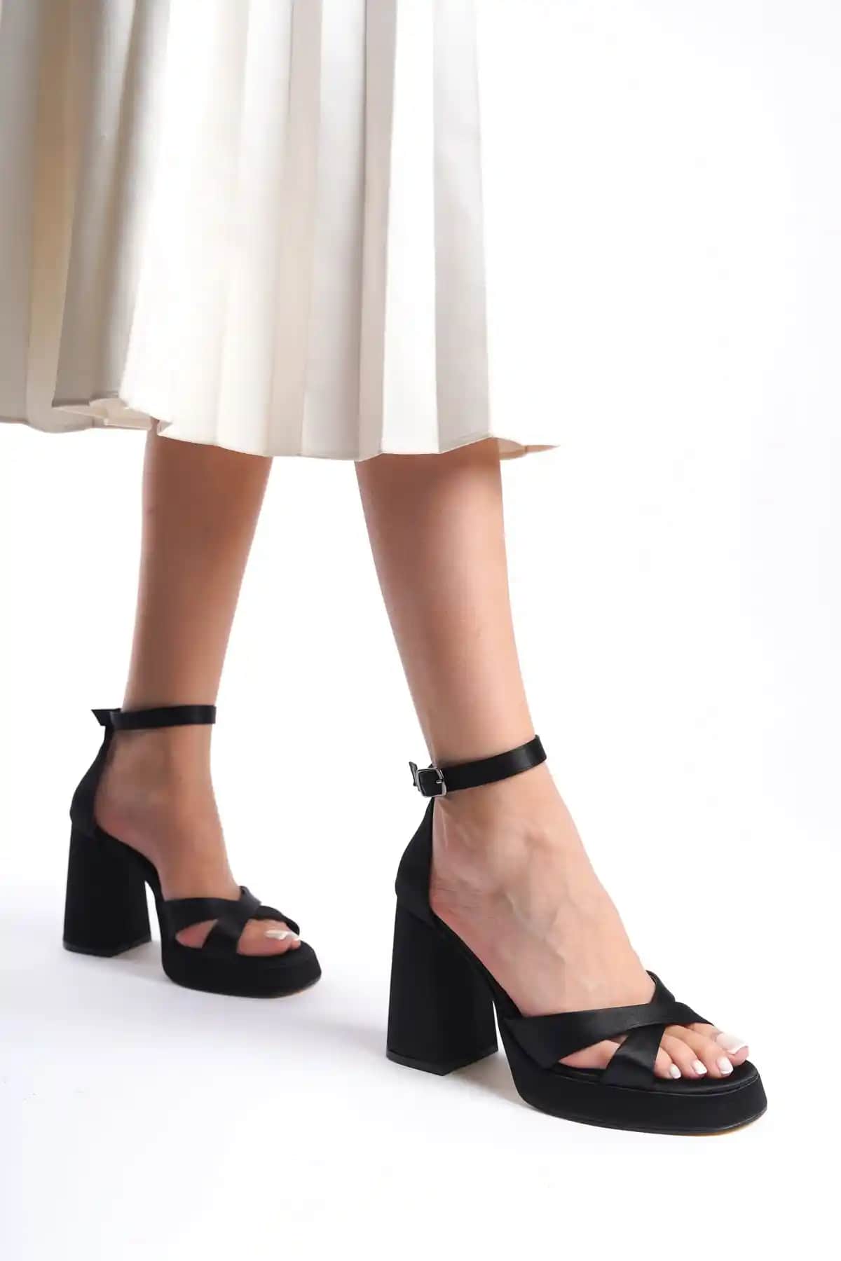 Moda Değirmeni Siyah Saten Kadın Çapraz Platform Topuklu Ayakkabı İnce Detaylar ve Tasarım Özellikleri