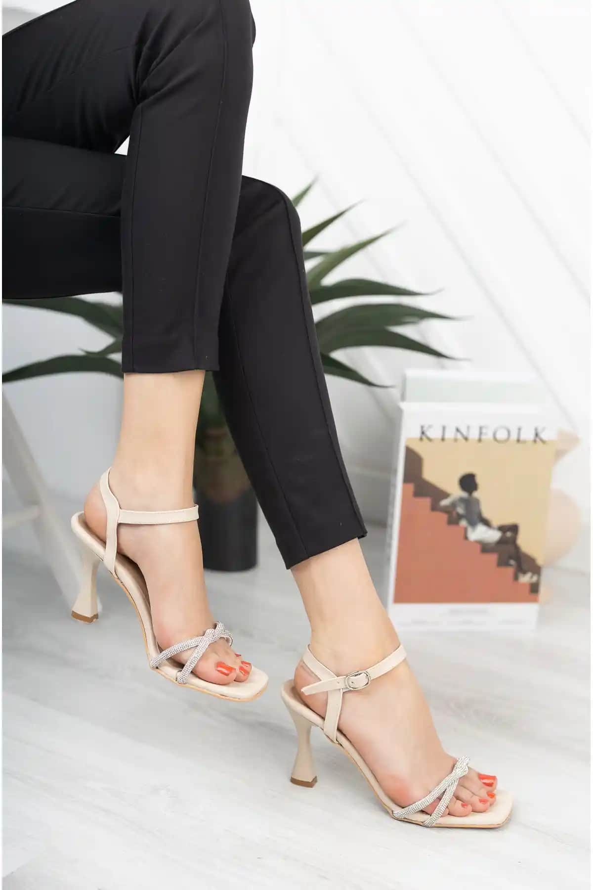 Moda Değirmeni Ten Kadın Ortopedik Süngerli Taşlı Abiye Ayakkabı İnce Detaylarla Şıklık ve Konfor Sunar