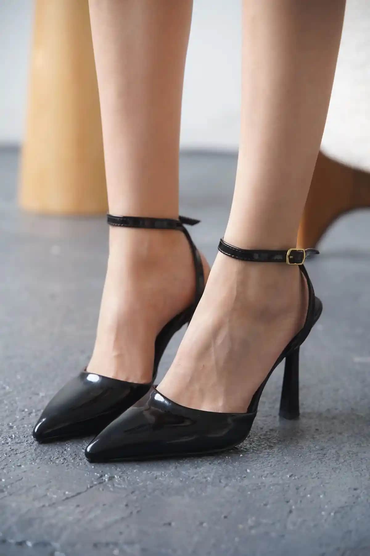 MODAADAM Kadın Motta İnce Topuklu Ayakkabı Şıklık ve Konforu Bir Arada Sunar