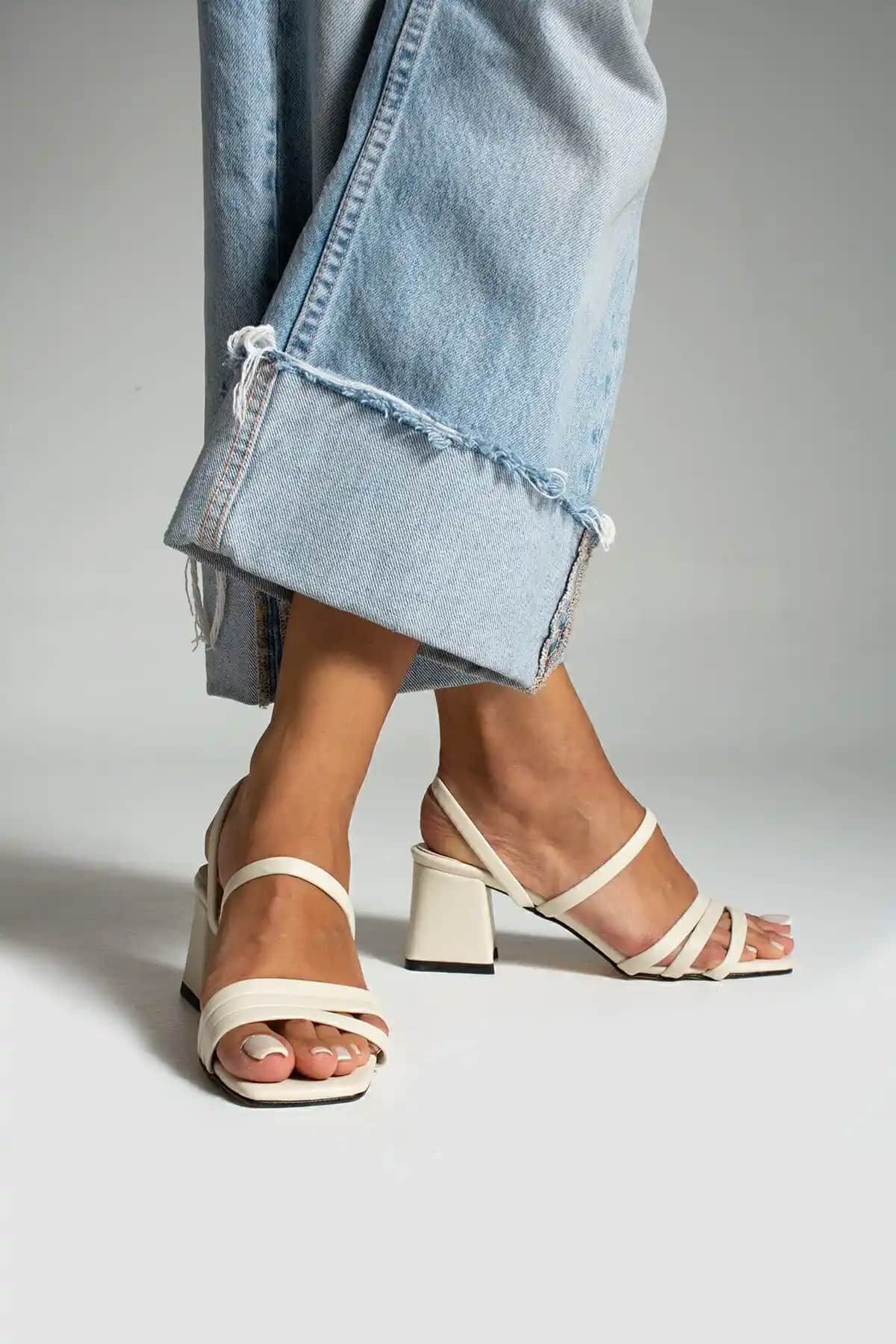 MUFUMA Bej Ön Bantlı Kalın Topuklu Ayakkabı: Şıklık ve Konforun Buluşması