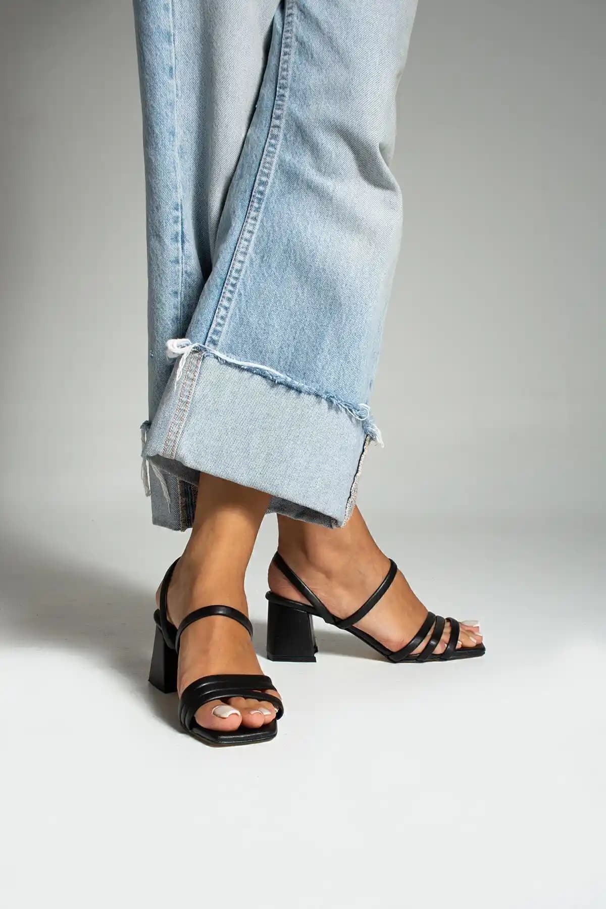 MUFUMA Siyah Önü Bantlı Kalın Topuklu Ayakkabı: Şıklık ve Konfor Bir Arada