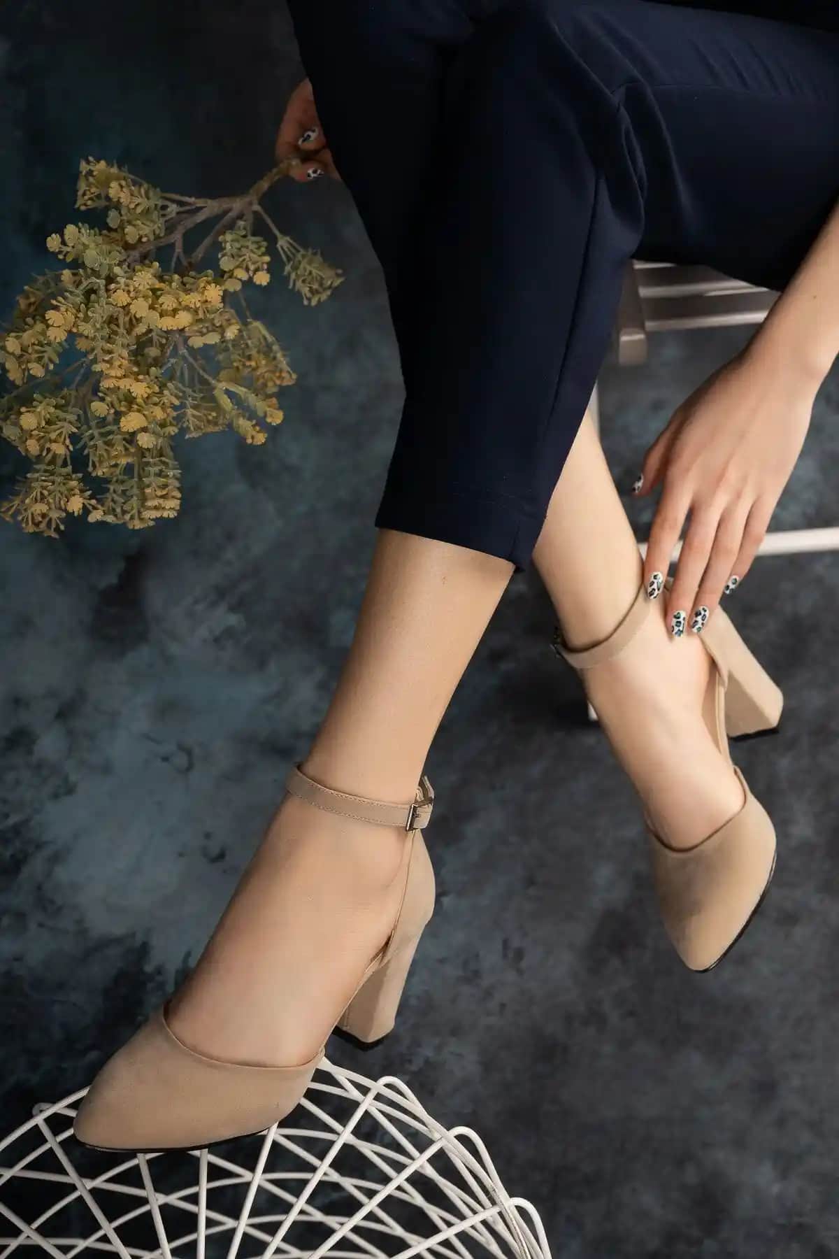 Reyonda Kadın Bej Süet Klasik Topuklu Ayakkabı Şıklık ve Konforu Bir Arada Sunar