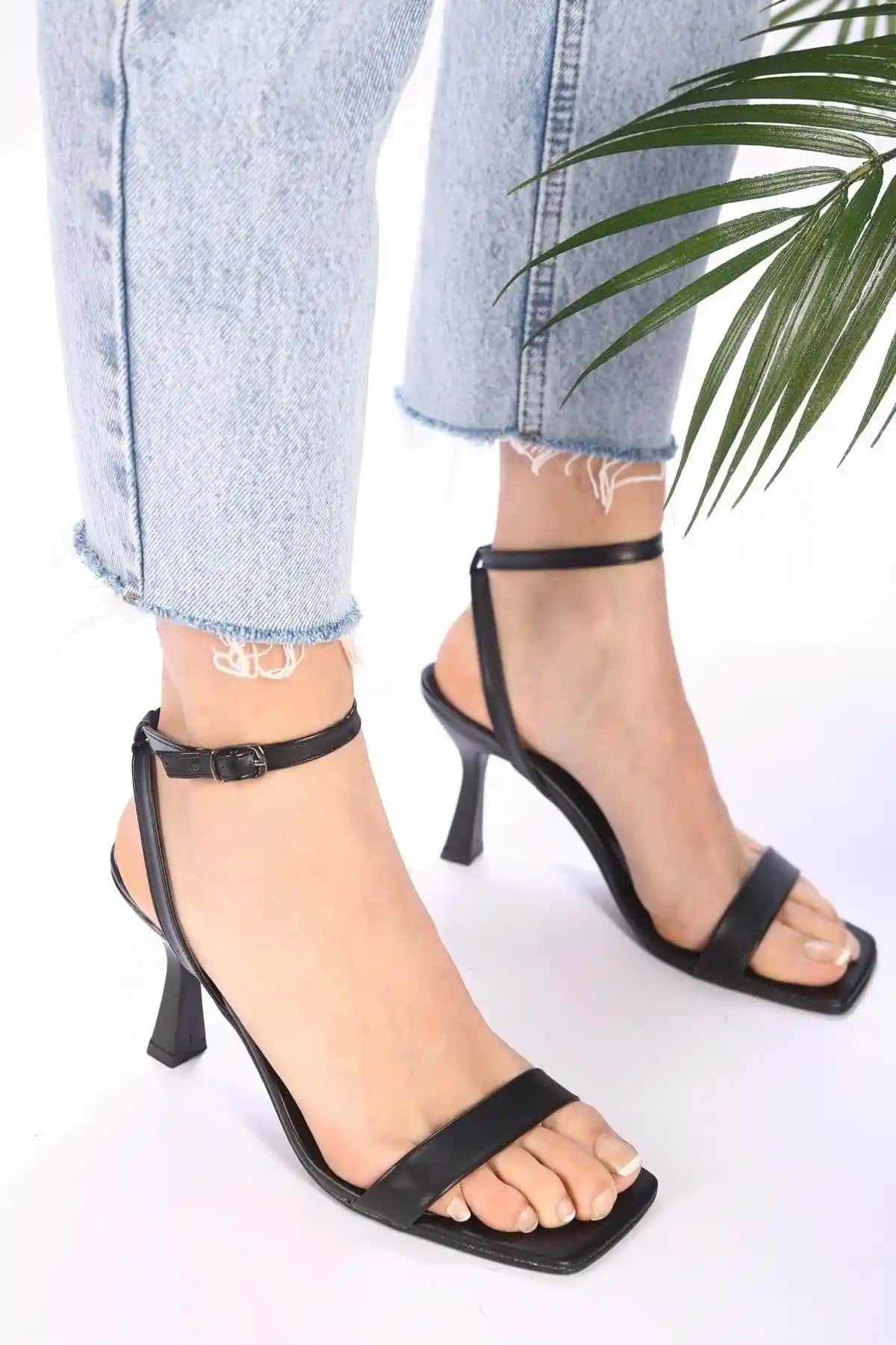 Shoeberry Kadın Venna Siyah Cilt Tek Bant Topuklu Ayakkabı: Şıklık ve Konforun Buluşması