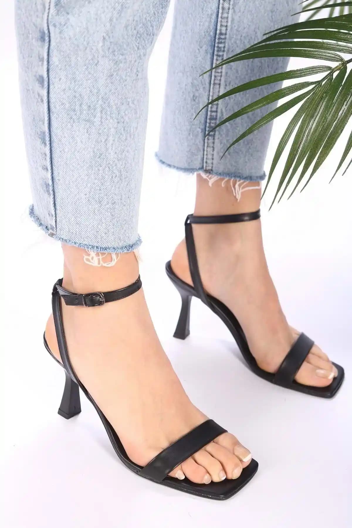 Shoeberry Kadın Venna Siyah Cilt Tek Bant Topuklu Ayakkabı: Şıklık ve Konforun Buluşması