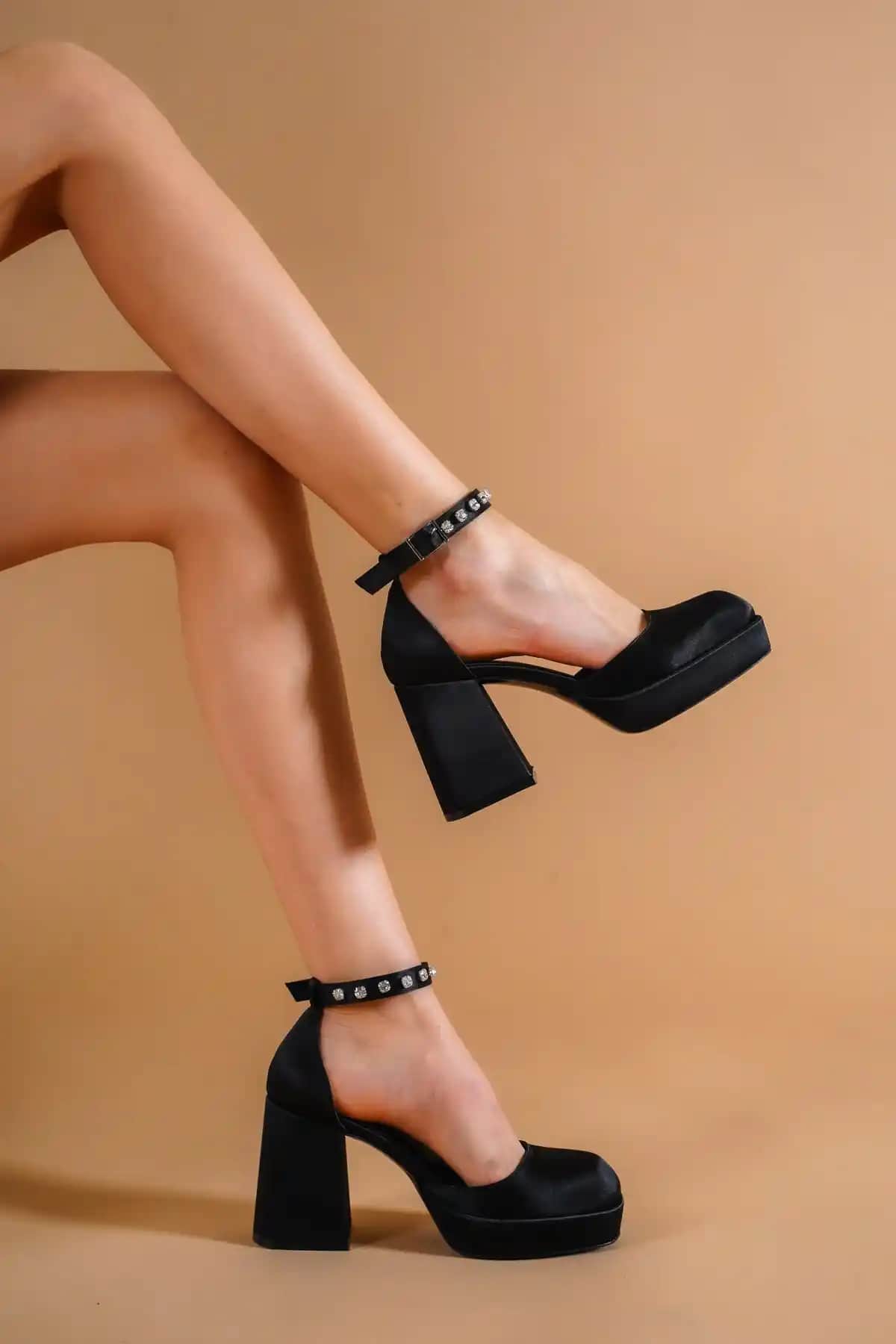 Siyah Saten Bilek Taşlı Platform Kadın Ayakkabısı - Şıklık ve Konfor Bir Arada