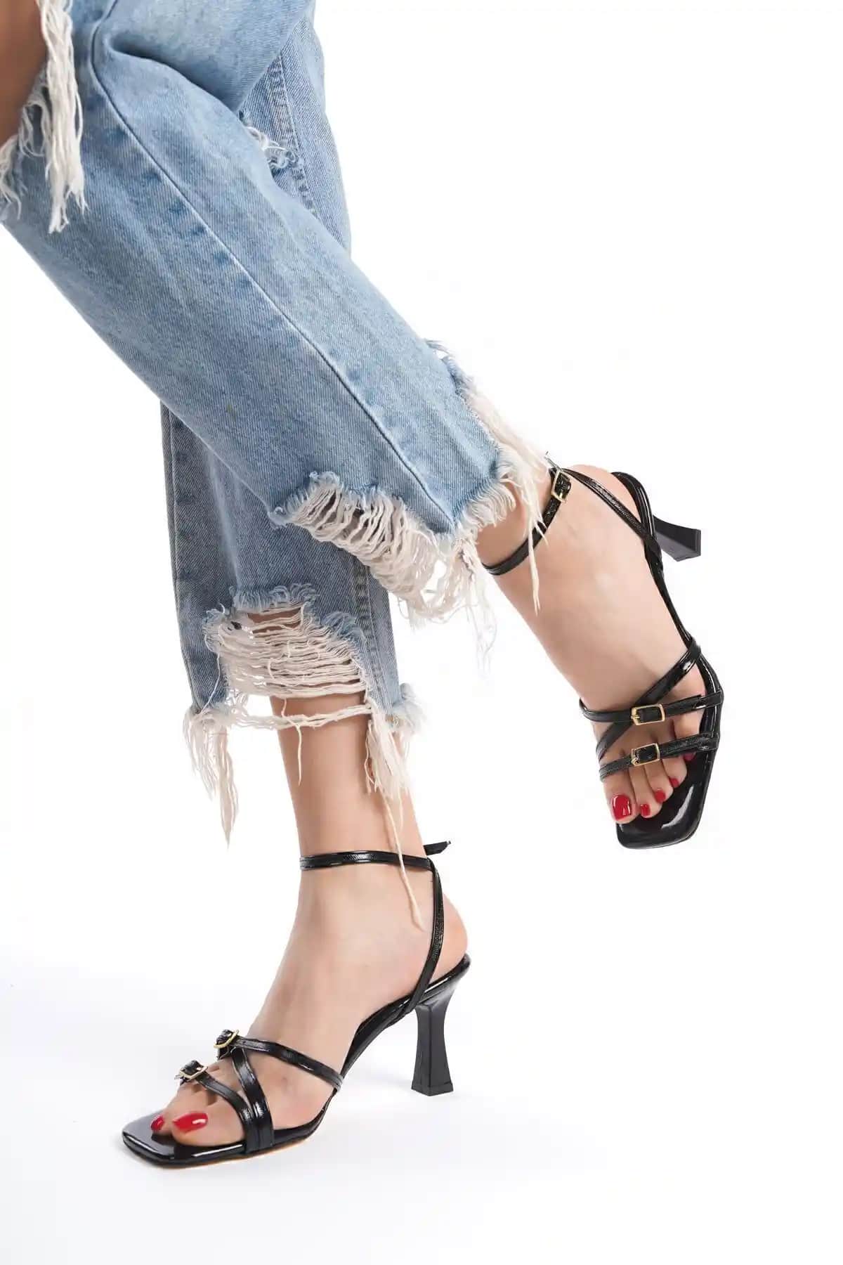 Sky Up Kadın Siyah Rugan Topuklu Ayakkabı Kemer Tokalı Tasarımı ve Kullanım Özellikleri