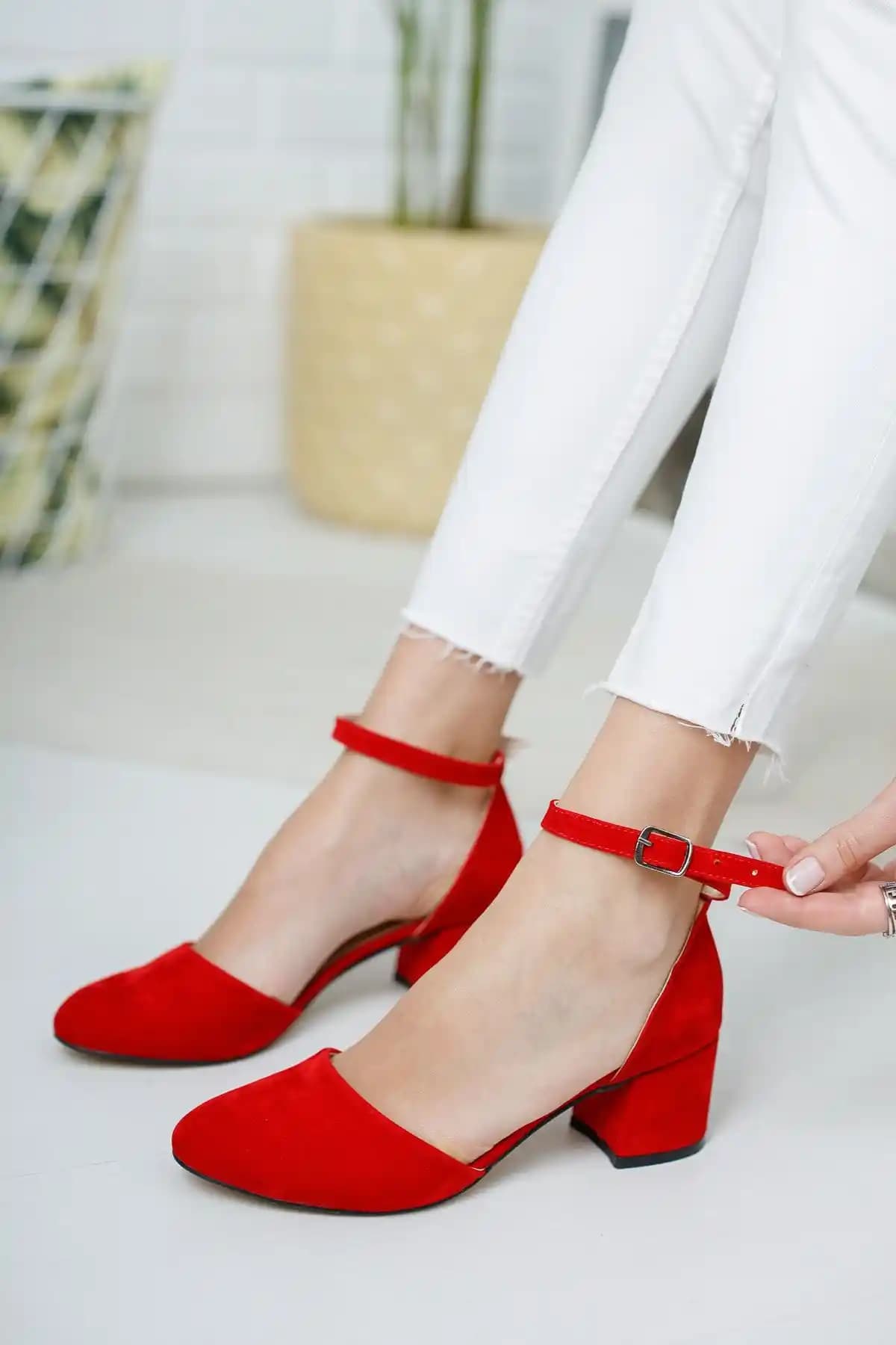 Tolgado Kadın Kırmızı Süet Topuklu Ayakkabı: Şıklık ve Konforun Buluşması