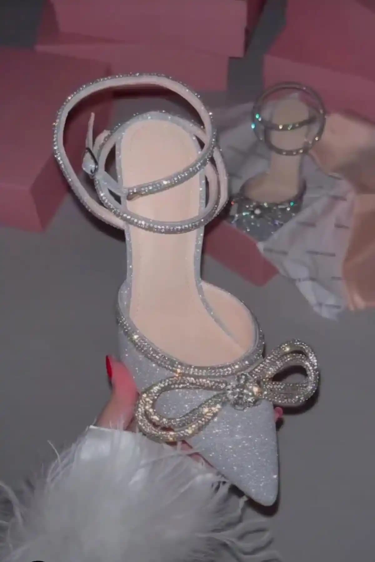 TrendyAnka Kadın Gümüş Simli Saten Abiye Ayakkabıları: Şıklık ve Konforun Buluşması