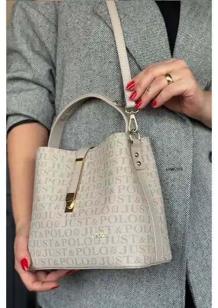 Just Polo Çanta Karşılaştırması: Baskı Desenli ve Siyah Taba Modellerinin Özellikleri