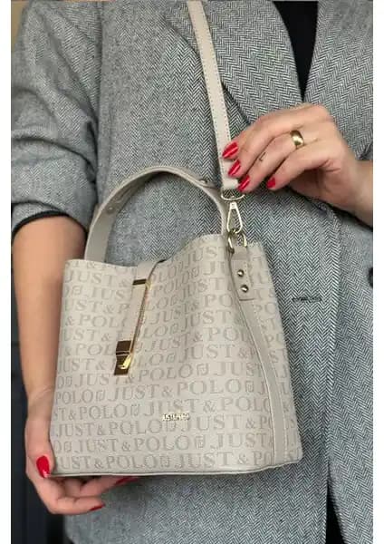 Just Polo Çanta Karşılaştırması: Baskı Desenli ve Siyah Taba Modellerinin Özellikleri