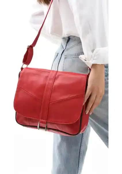 Kadın Deri Postacı Çantaları Karşılaştırması: Şıklık ve Kullanışlılık Analizi