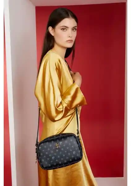 Pierre Cardin Kadın Çantaları Karşılaştırması: Monogram Çapraz ve Mercan Kol Çantası Özellikleri