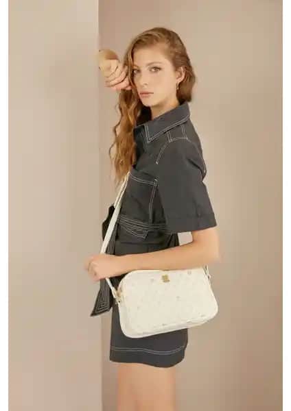 Pierre Cardin Monogram Çanta Karşılaştırması Beyaz ve Siyah Modellerin Özellikleri