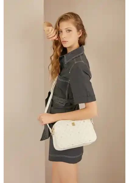 Pierre Cardin Monogram Çanta Karşılaştırması Beyaz ve Siyah Modellerin Özellikleri