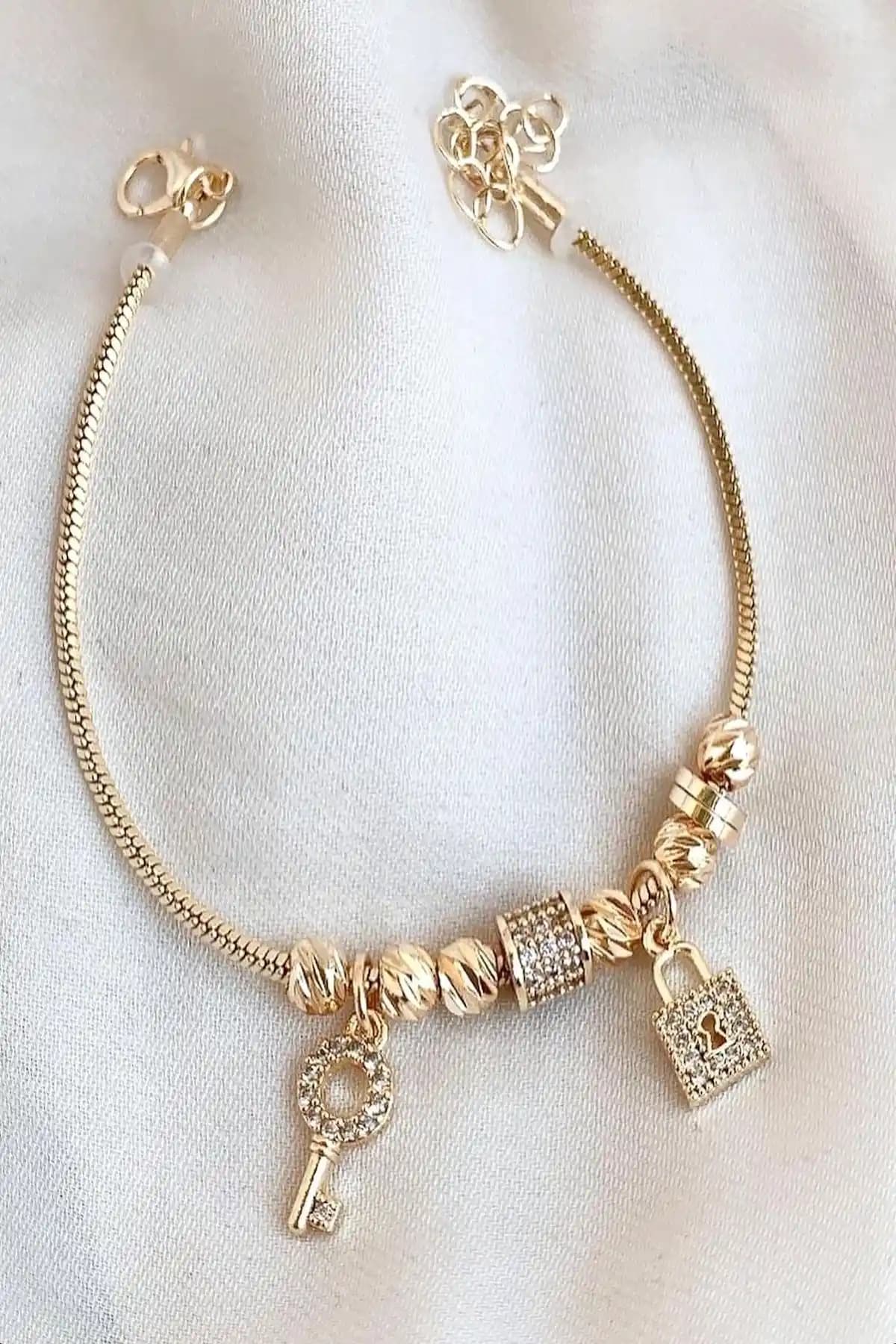 Altın ve Yantra Silver Bileklik Karşılaştırması: Tasarım, Malzeme ve Kullanıcı Yorumları