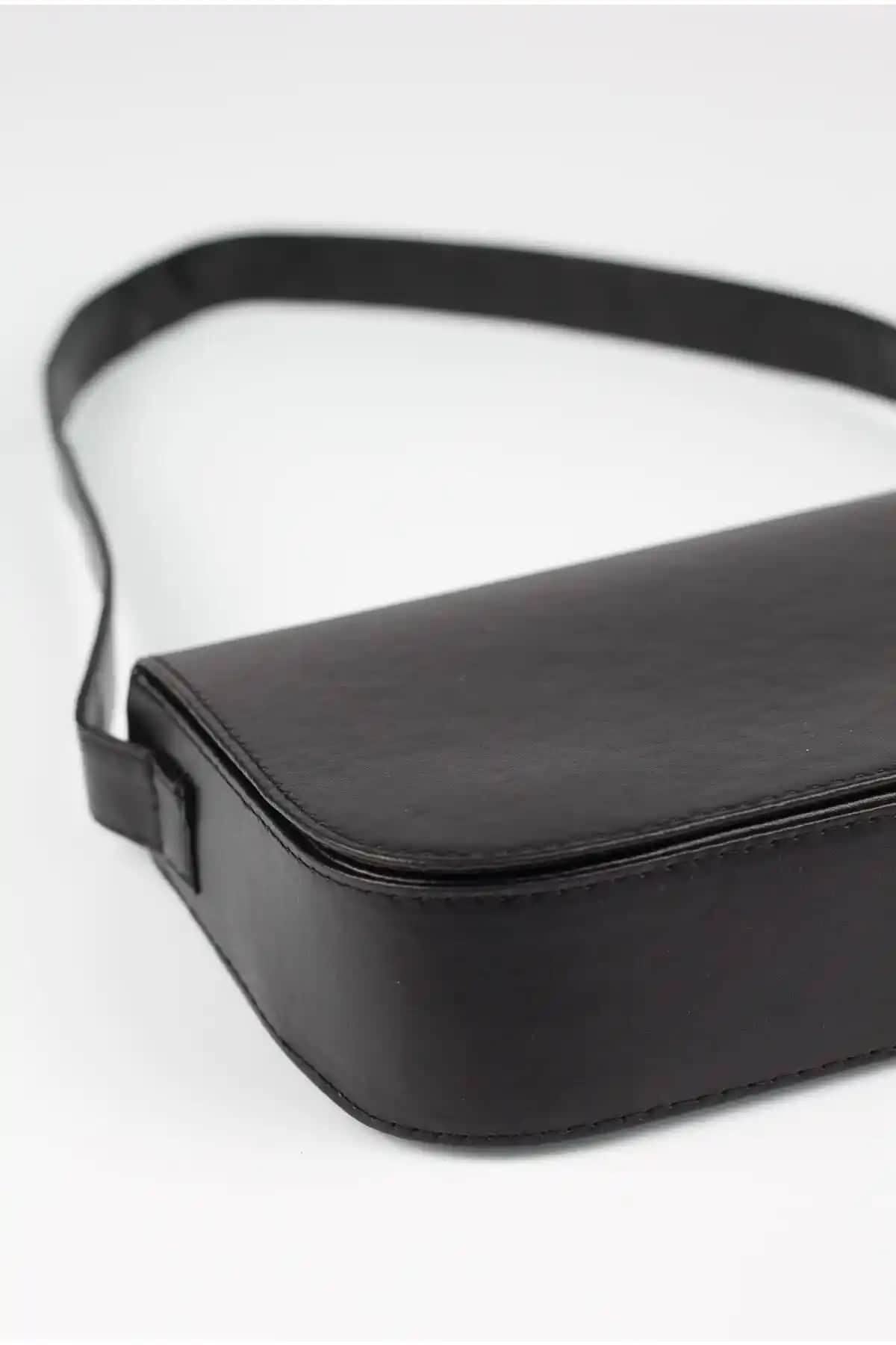 Babi West Lizzabel ve WITH-W Siyah Kadın Baget Çantaları Karşılaştırması