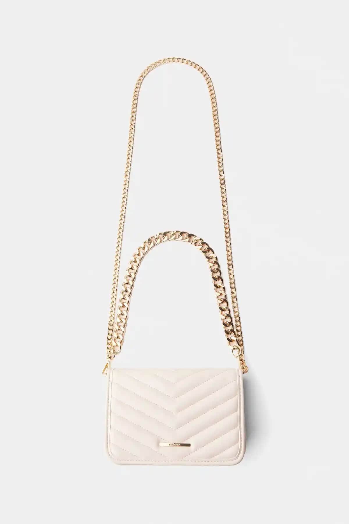 Bershka Zincirli ve Çanta Park Kadın Çantası Karşılaştırması