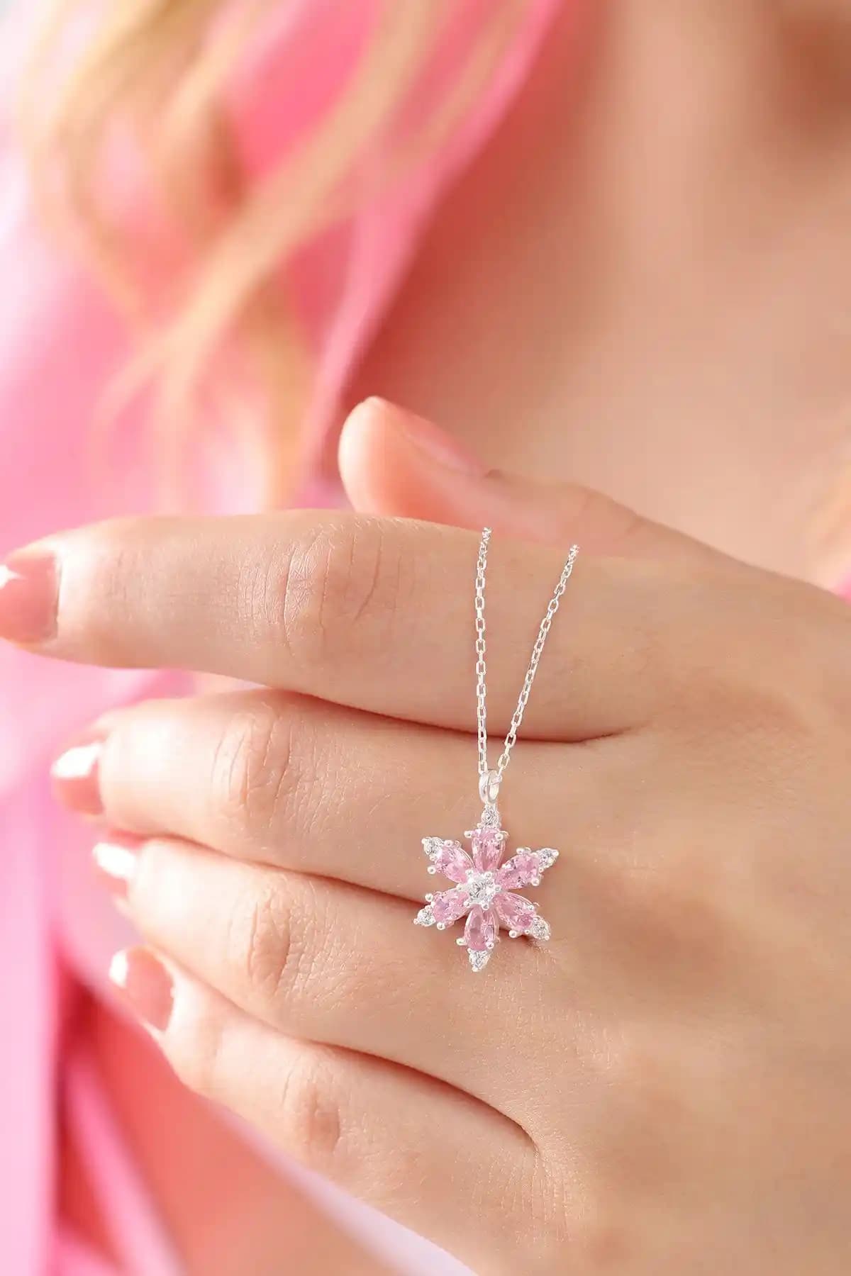 Bilsen Store Kolye Karşılaştırması: Pembe Damla ve Zümrüt Taşlı Modeller