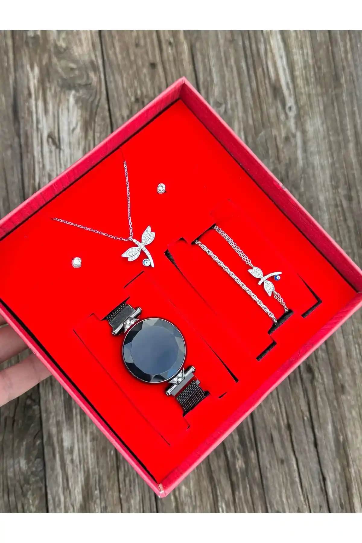 DEEPWELL ve wesscollection Kadın Takı Setleri Karşılaştırması: Stil ve İşlevsellik Analizi