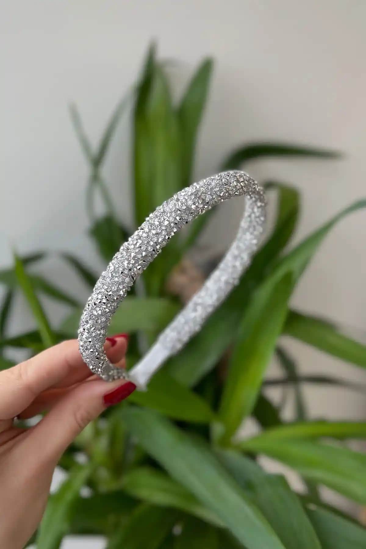 Doğal Taşlı ve Kristal Taşlı Gelin Tacı Karşılaştırması ve Seçim Rehberi