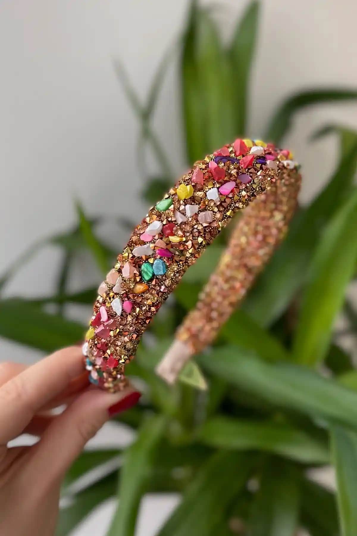 DOINUA Kadın Taçları Karşılaştırması: Doğal Taşlı ve Kalın Modellerin Özellikleri