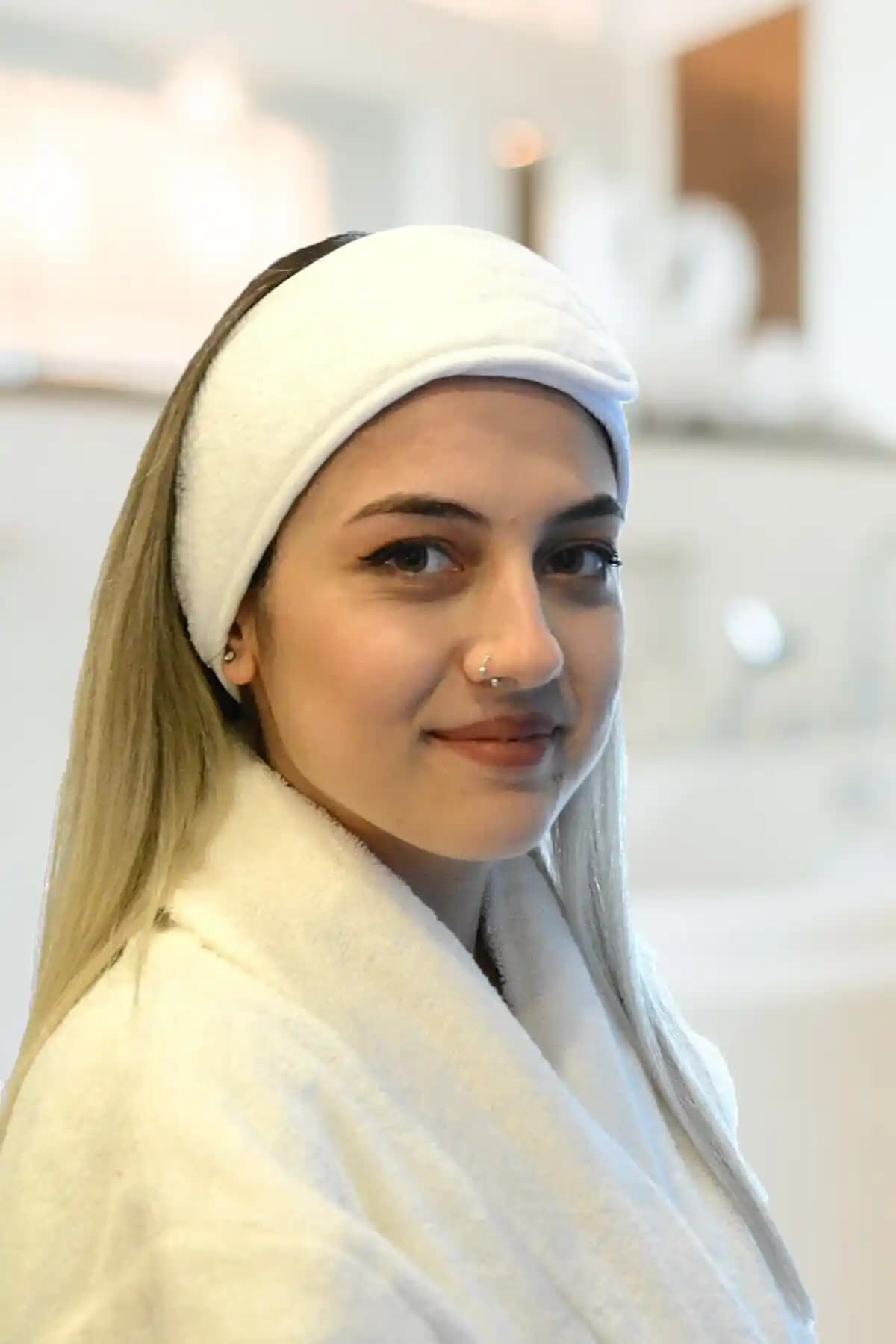 Esdense Beyaz ve SB Gri Saç Bantlarının Karşılaştırması: Özellikler ve Kullanım Avantajları