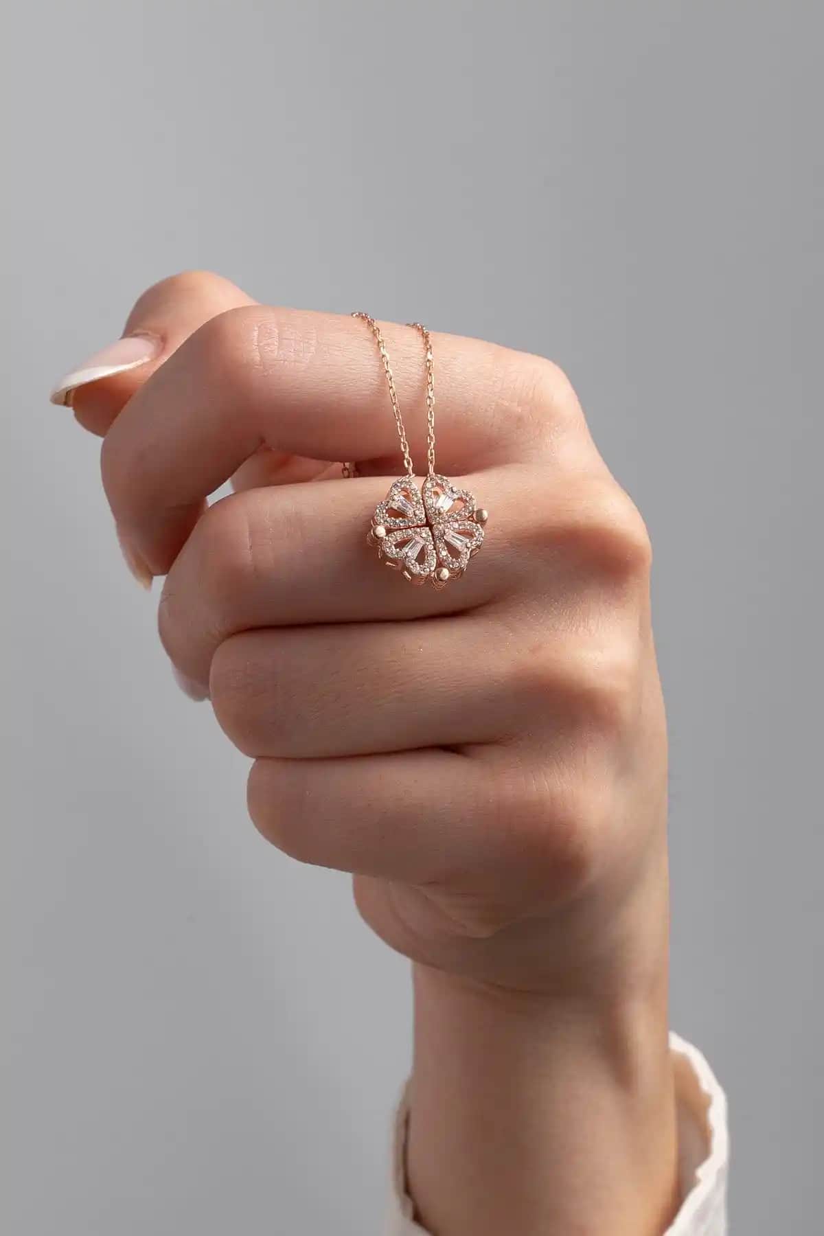 ESSARE ve LOTUS JW Gü<müş> Kolye Karşılaştırması: Tasarım ve Fonksiyonellik Analizi