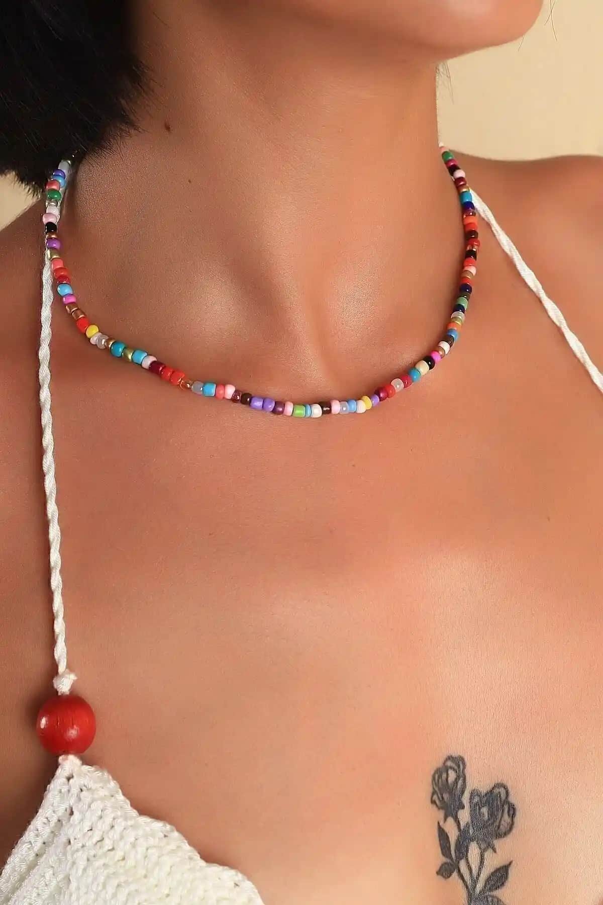 Genel Markalar Dizgili Renkli Kolye ve Handcraft Design Krem Renk Boncuk Kolye Karşılaştırması