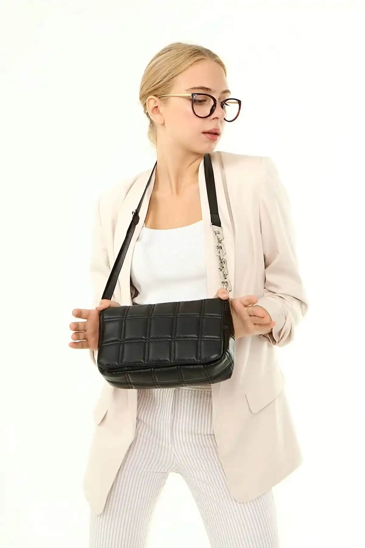 Güce Siyah Kare Nakışlı Çanta ve NOTHING Beyaz Mini Zincir Çanta Karşılaştırması