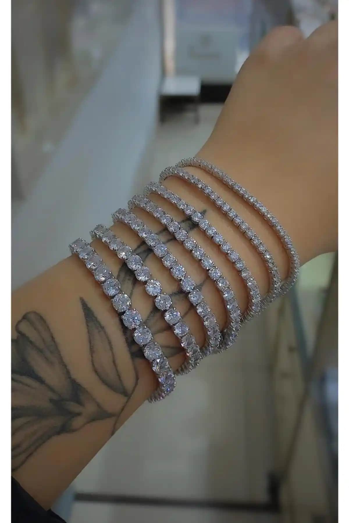 Gümüş Bileklik Karşılaştırması: Pırlanta Montür ve Zirkon Su Yolu Modelleri