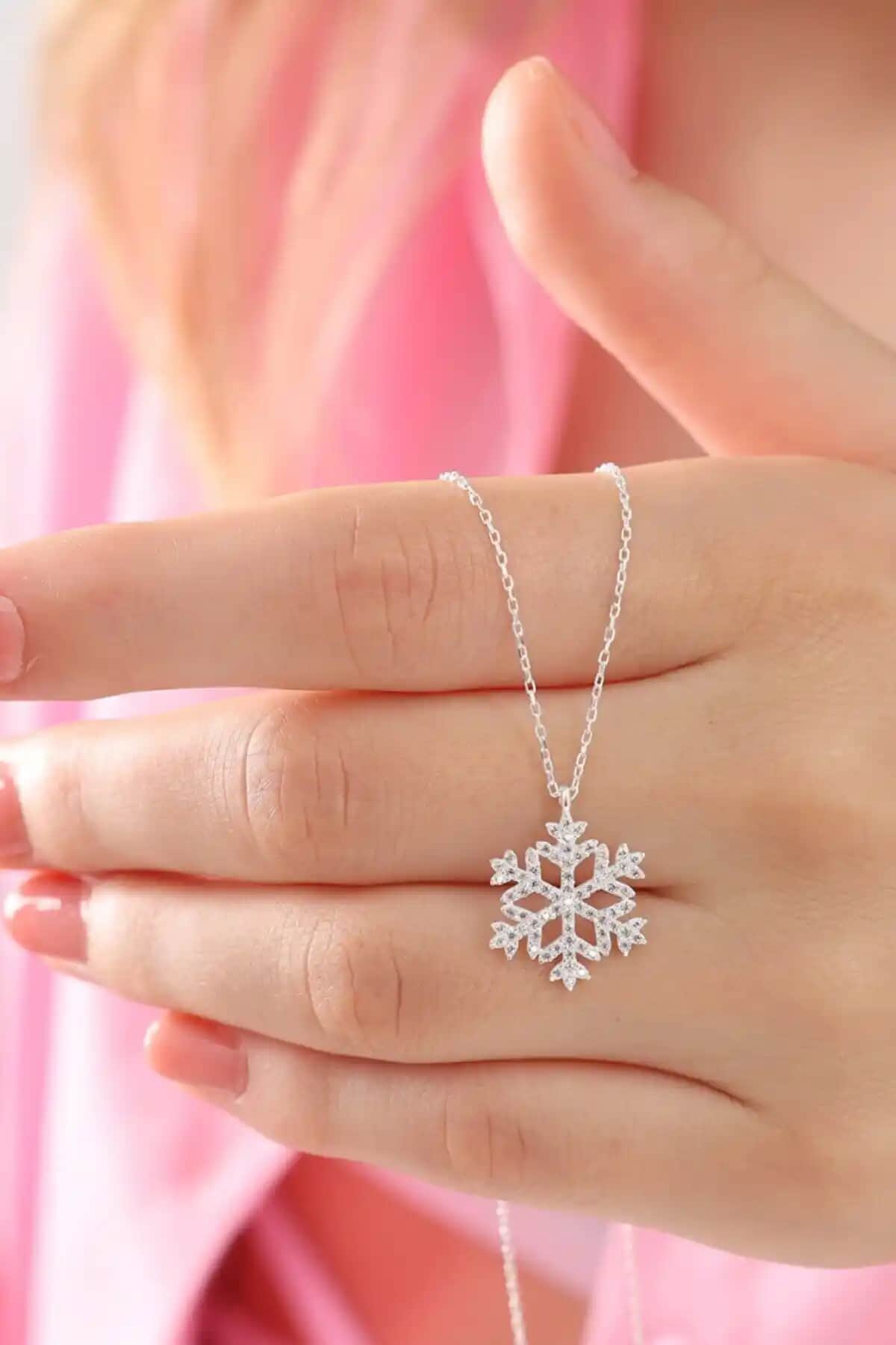 Gümüş Kar Tanesi Kolye Karşılaştırması: Bilsen Store ve Elika Silver Modelleri