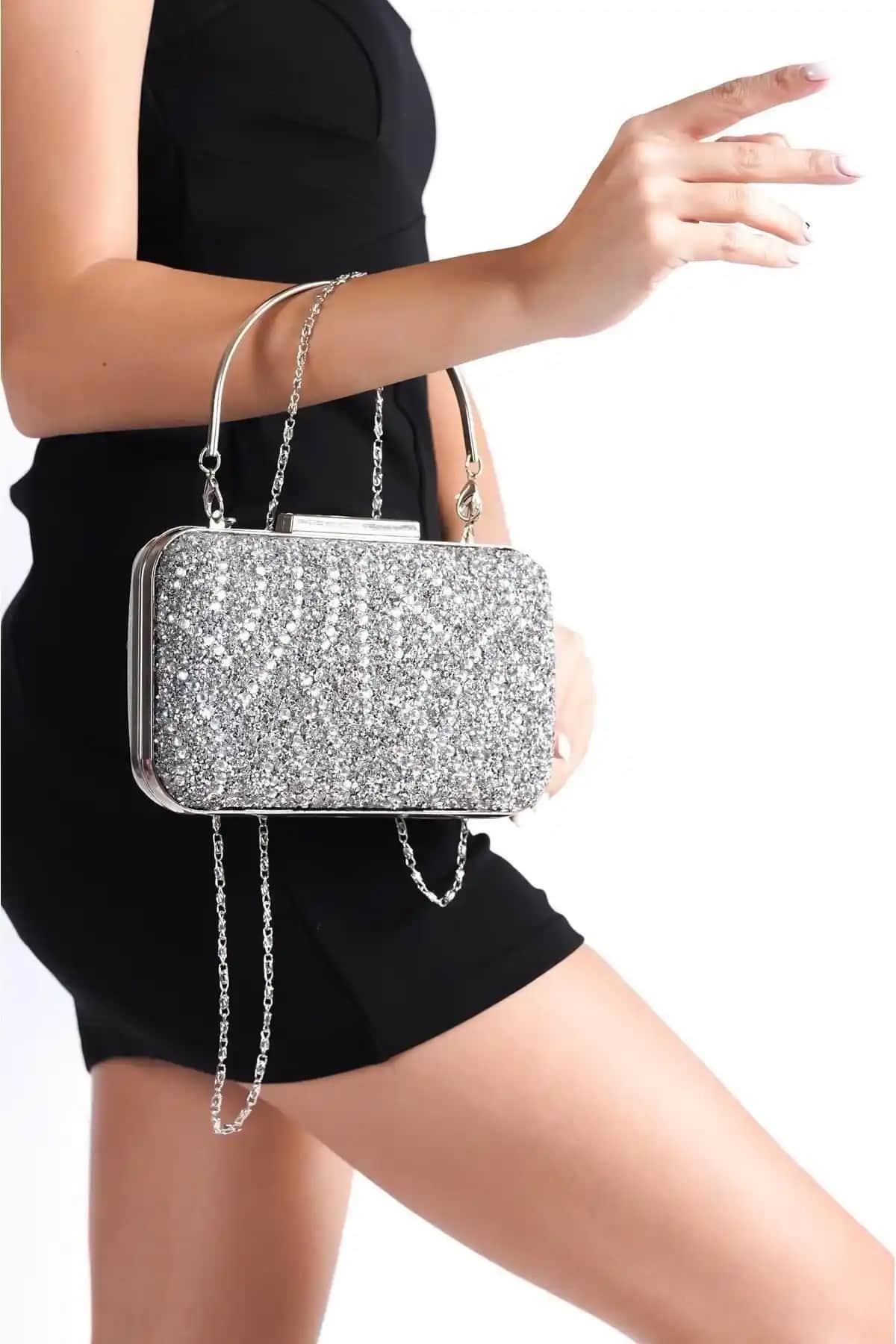 İki şık abiye çanta karşılaştırması: BAKGİY ve PARKTAN ürünlerinin detayları